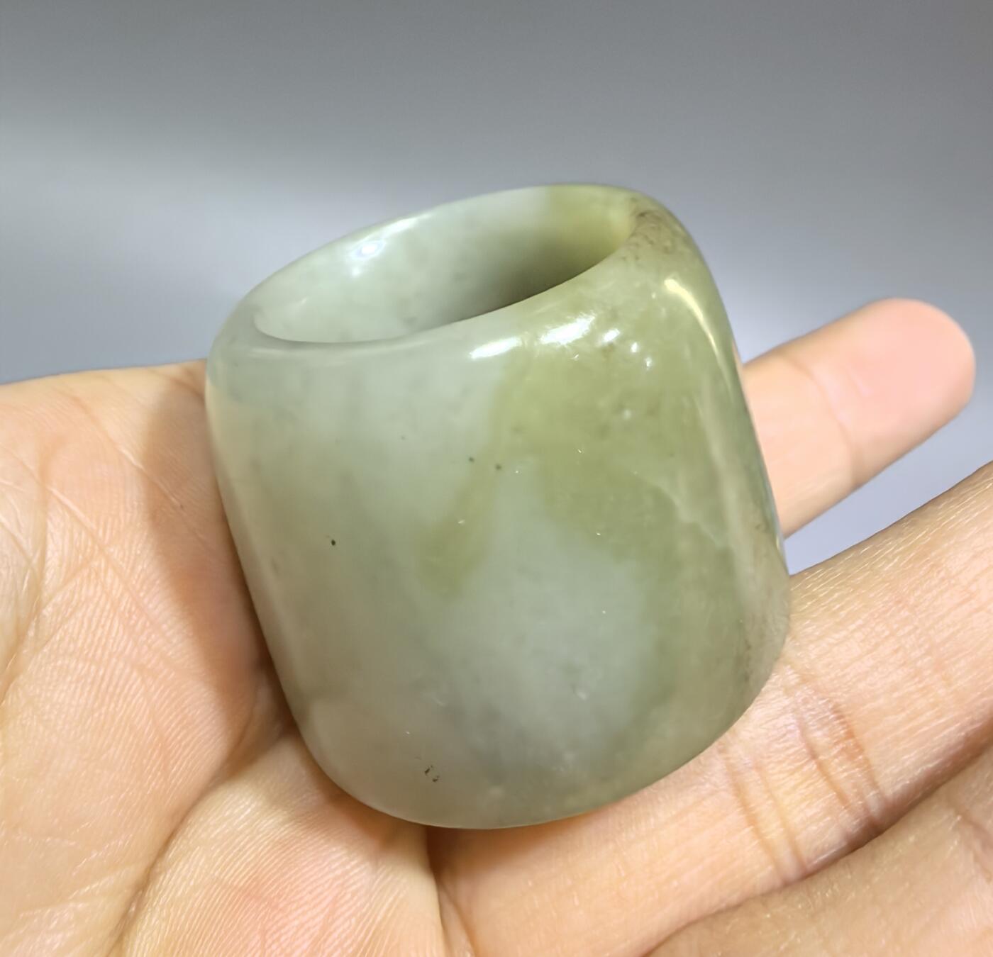 旧藏和田玉扳指，玉质油润细腻，包浆浑厚。内径:29cm壁厚:0.6cm克重:36g