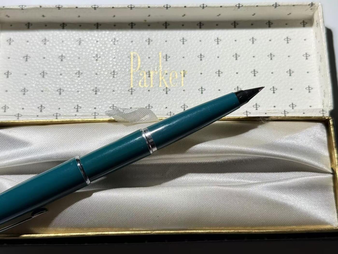 韵星假日精品2024冬季军品类拍卖会-- Rimey Holidays Boutique 2024 Winter Militaria Sale 派克Parker1970年代Fountain 45钢笔 浅绿色 带原盒第一版logo 