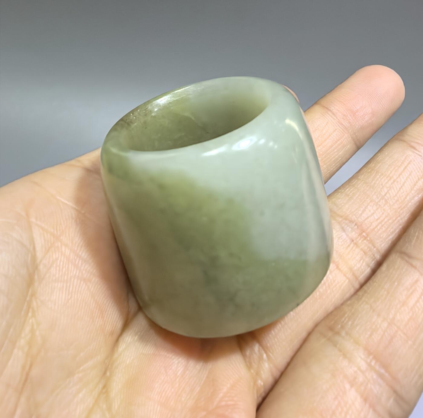 旧藏和田玉扳指，玉质油润细腻，包浆浑厚。内径:29cm壁厚:0.6cm克重:36g