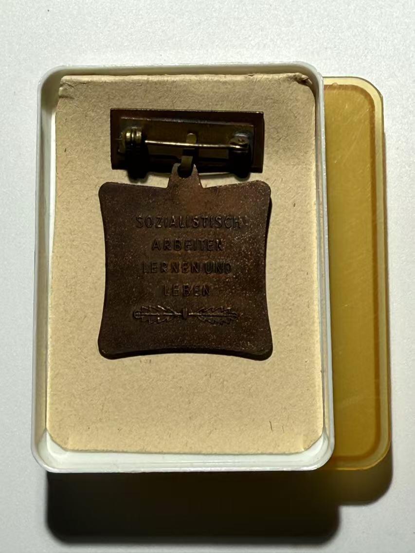 韵星假日精品2024冬季军品类拍卖会-- Rimey Holidays Boutique 2024 Winter Militaria Sale 民主德国集体劳动荣誉奖章带盒