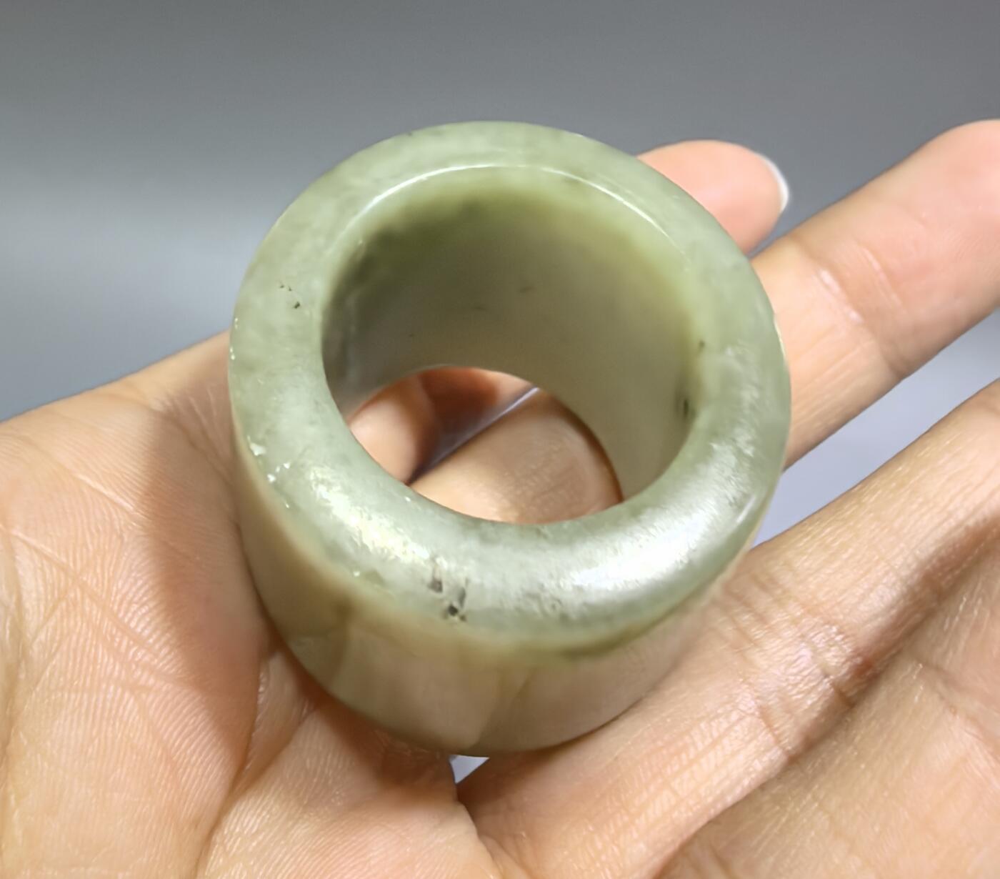 旧藏和田玉扳指，玉质油润细腻，包浆浑厚。内径:29cm壁厚:0.6cm克重:36g