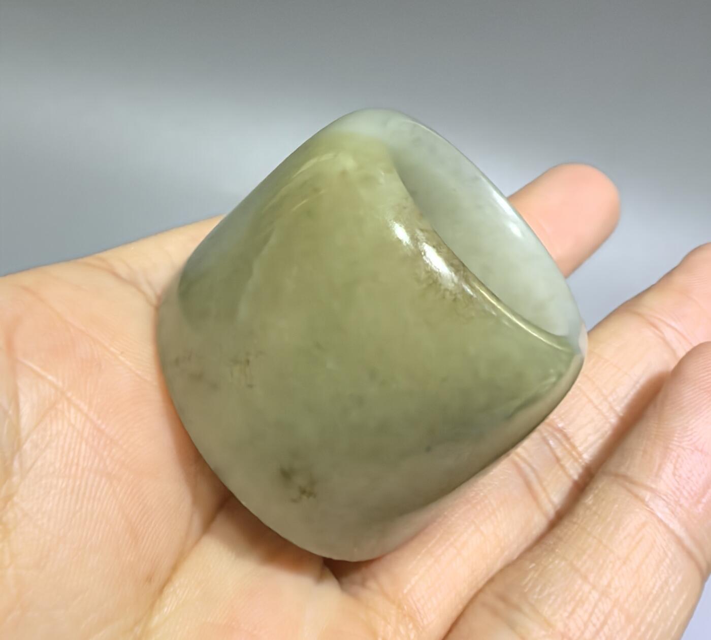 旧藏和田玉扳指，玉质油润细腻，包浆浑厚。内径:29cm壁厚:0.6cm克重:36g