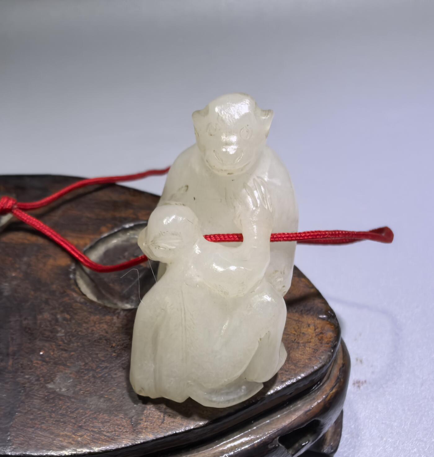 创汇时期和田白玉纯手工雕刻背背封侯吊坠挂件手捻，玉质油润细腻，包浆浑厚，白度极佳，可见手工雕刻痕迹，底部一处缺肉，图片中已标记不影响佩戴。尺寸:3.5cm*2.1cm*3.1cm克重:22.8g