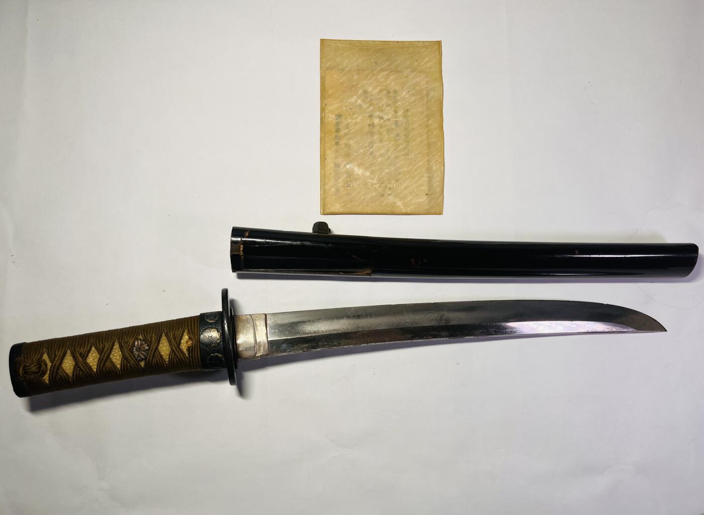 韵星假日精品2024冬季军品类拍卖会-- Rimey Holidays Boutique 2024 Winter Militaria Sale 日本战国末期藤原飞驒守氏房刀铭胁差，带昭和年代登录证。经合法报关，非开刃艺术品。