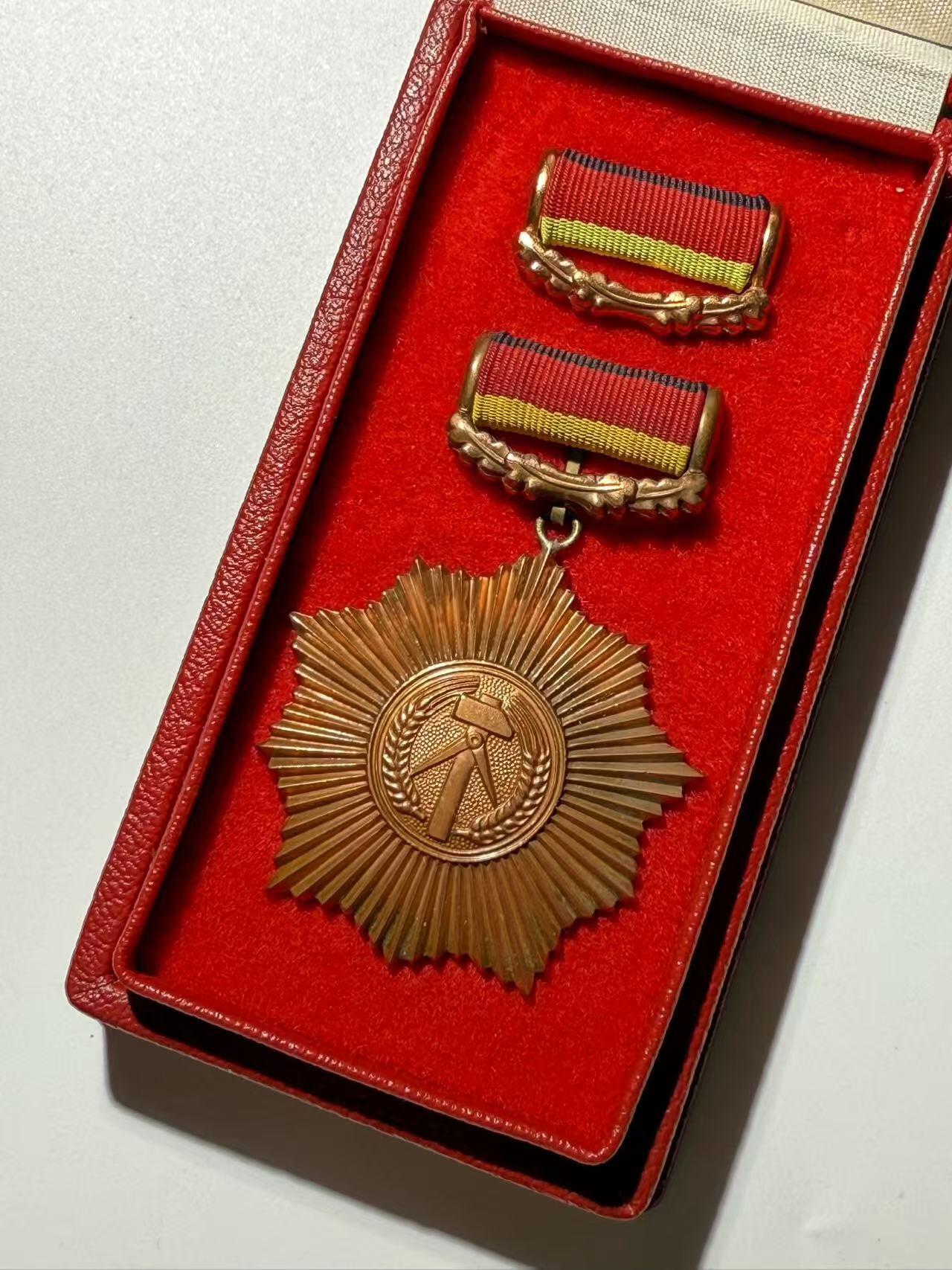 韵星假日精品2024冬季军品类拍卖会-- Rimey Holidays Boutique 2024 Winter Militaria Sale 民主德国祖国功勋勋章带略、原盒