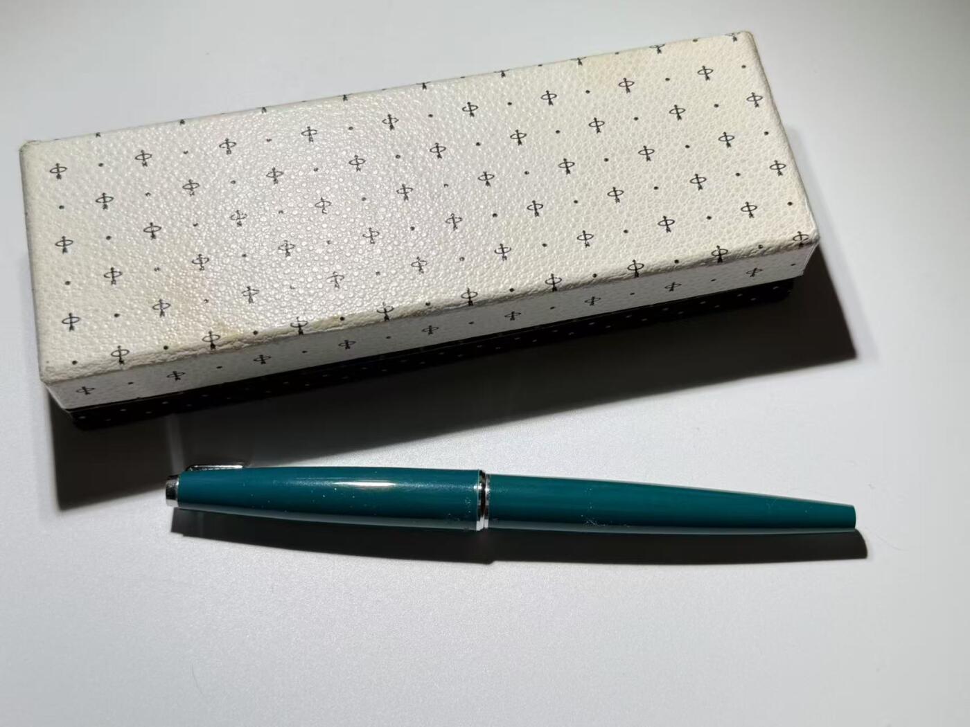 韵星假日精品2024冬季军品类拍卖会-- Rimey Holidays Boutique 2024 Winter Militaria Sale 派克Parker1970年代Fountain 45钢笔 浅绿色 带原盒第一版logo 