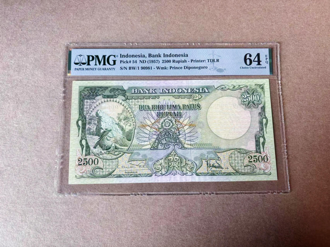 【Blue Auction】✨世界纸币精拍第591期【精】 【倒置号】印尼 1957年2500卢比 科莫多龙 设计精美 大票幅 PMG64EPQ 全新原票
