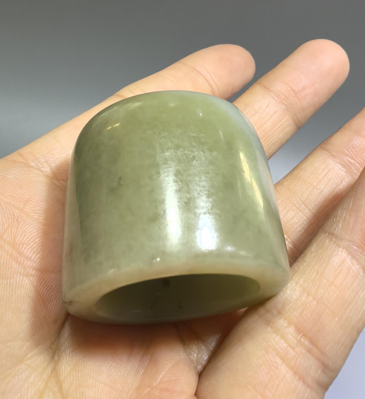 旧藏和田玉扳指，玉质油润细腻，包浆浑厚。内径:29cm壁厚:0.6cm克重:36g