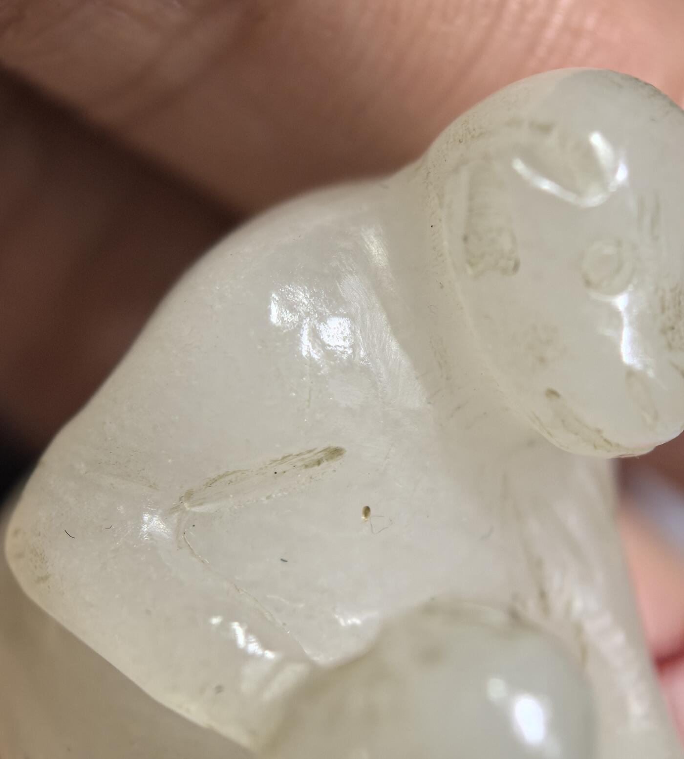 创汇时期和田白玉纯手工雕刻背背封侯吊坠挂件手捻，玉质油润细腻，包浆浑厚，白度极佳，可见手工雕刻痕迹，底部一处缺肉，图片中已标记不影响佩戴。尺寸:3.5cm*2.1cm*3.1cm克重:22.8g