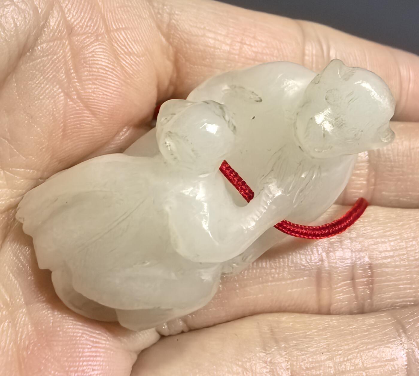 创汇时期和田白玉纯手工雕刻背背封侯吊坠挂件手捻，玉质油润细腻，包浆浑厚，白度极佳，可见手工雕刻痕迹，底部一处缺肉，图片中已标记不影响佩戴。尺寸:3.5cm*2.1cm*3.1cm克重:22.8g