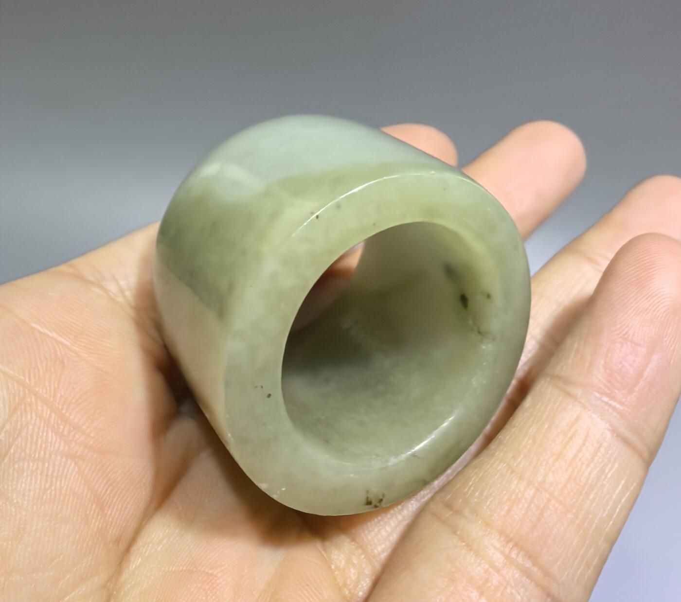 旧藏和田玉扳指，玉质油润细腻，包浆浑厚。内径:29cm壁厚:0.6cm克重:36g