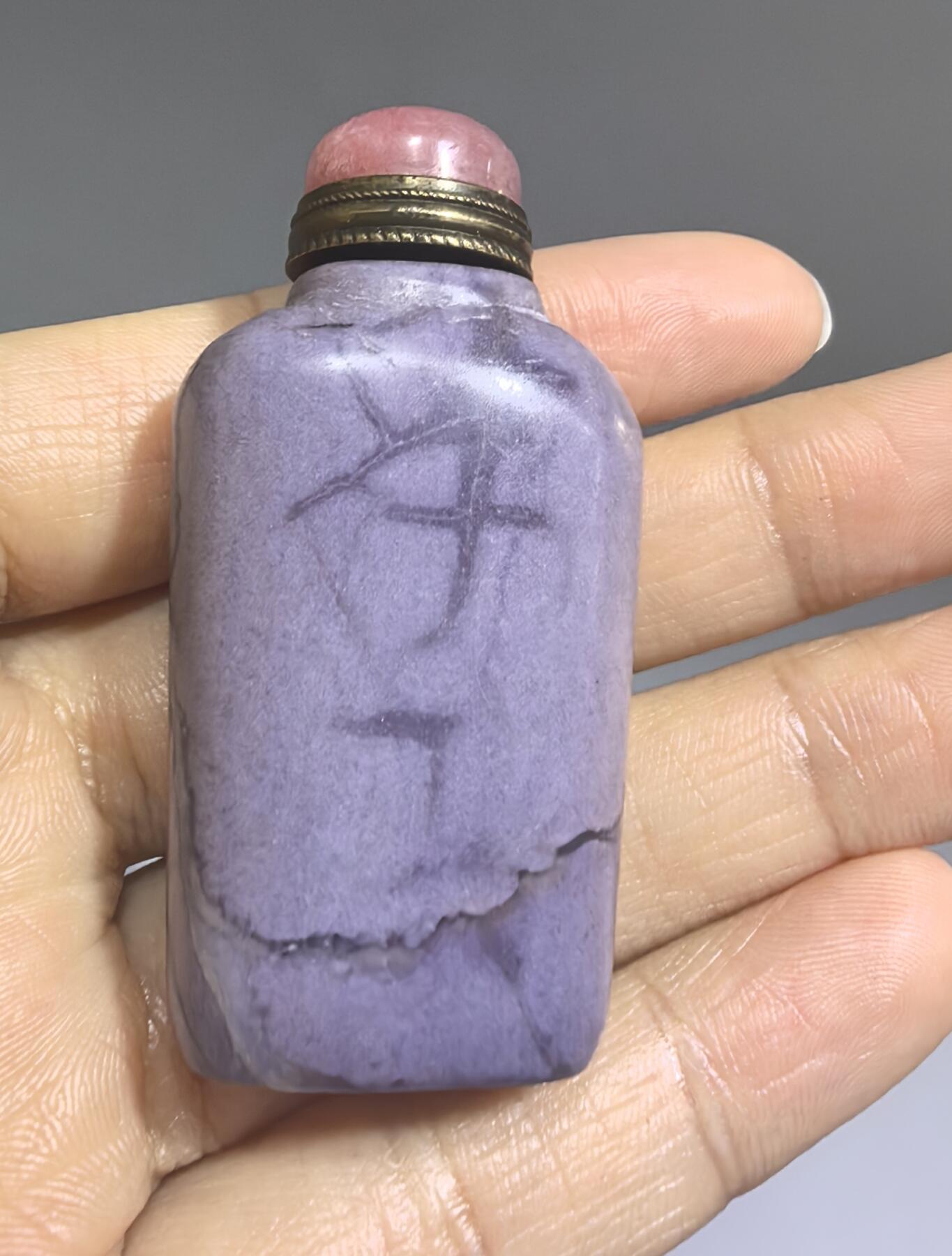 旧藏奇石鼻烟壶，可见天然石纹裂，不影响收藏。尺寸:5.9cm*2.8cm*1.7cm