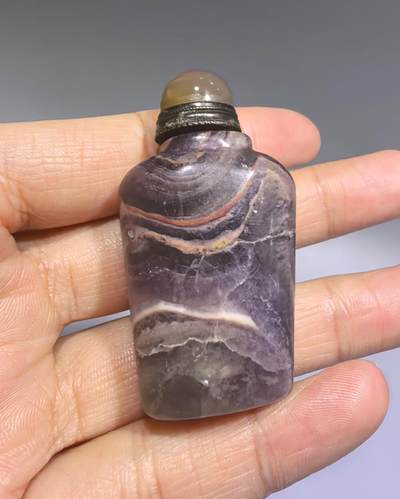 旧藏水晶鼻烟壶，可见天然石纹裂不影响收藏。尺寸:5.2cm*2.9cm*1.7cm - 旧藏水晶鼻烟壶，可见天然石纹裂不影响收藏。尺寸:5.2cm*2.9cm*1.7cm