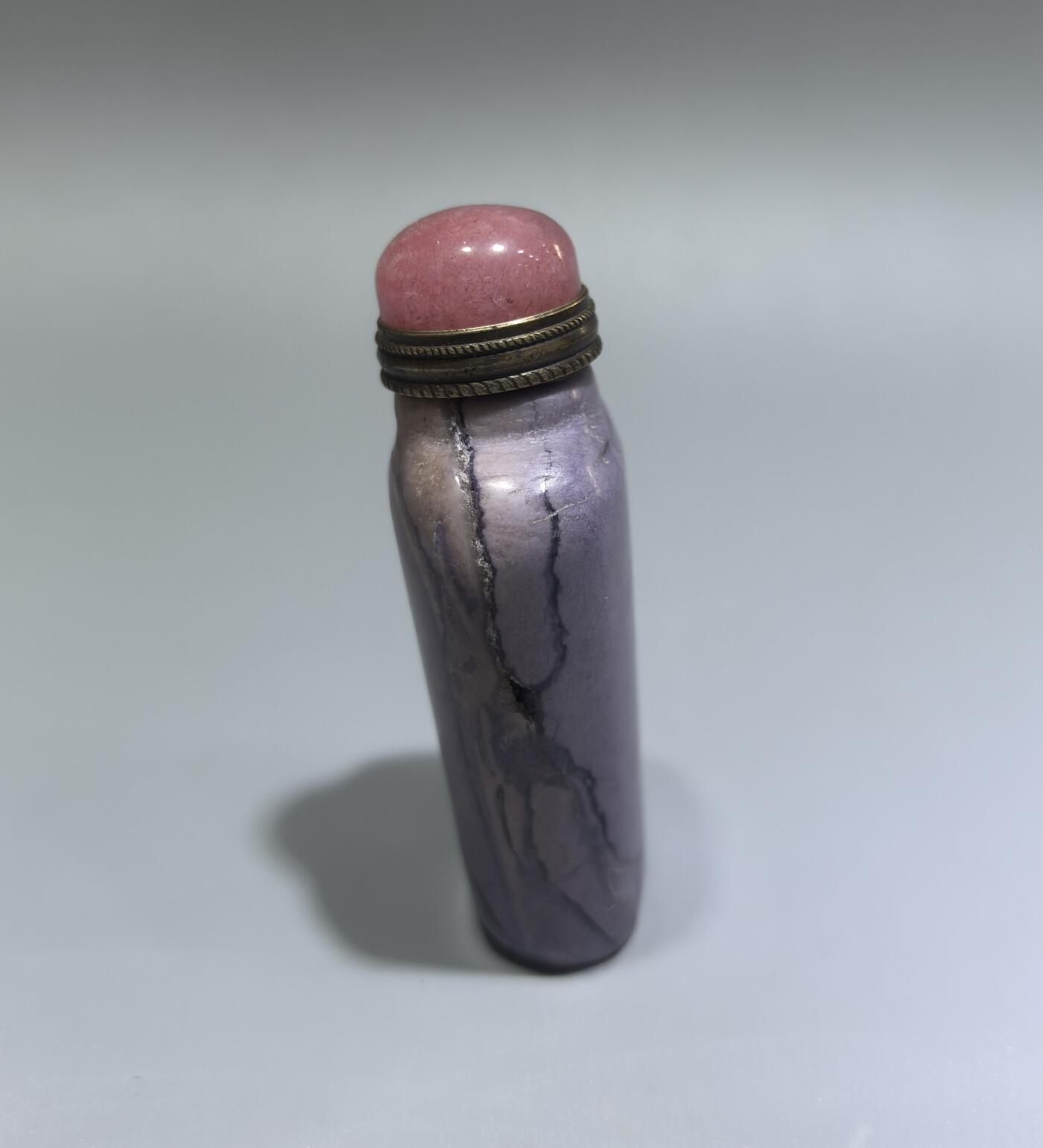 旧藏奇石鼻烟壶，可见天然石纹裂，不影响收藏。尺寸:5.9cm*2.8cm*1.7cm
