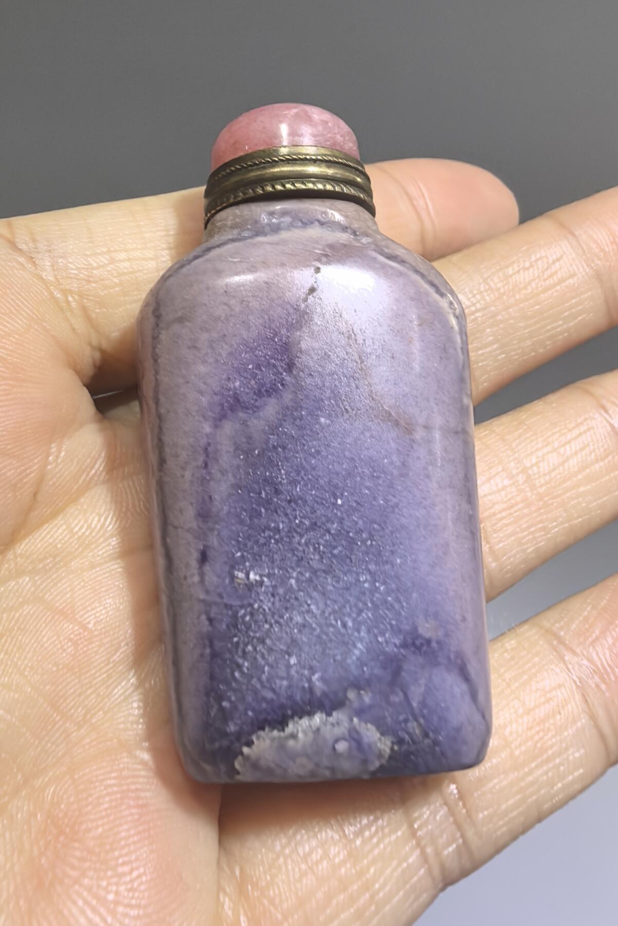 旧藏奇石鼻烟壶，可见天然石纹裂，不影响收藏。尺寸:5.9cm*2.8cm*1.7cm