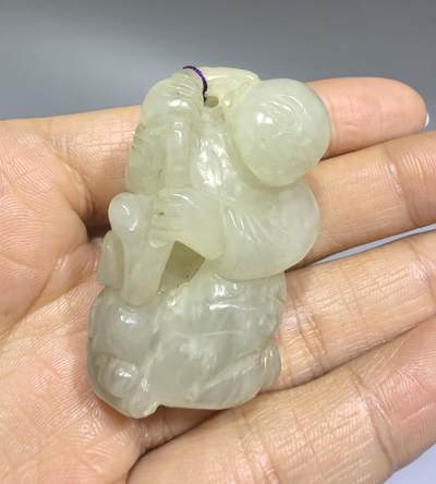 旧藏和田玉童子执莲吊坠挂件，纯手工雕刻可见雕刻痕迹，包浆浑厚，玉质油润细腻。尺寸:4.2cm*2.8cm*2.0cm克重:31.8g - 旧藏和田玉童子执莲吊坠挂件，纯手工雕刻可见雕刻痕迹，包浆浑厚，玉质油润细腻。尺寸:4.2cm*2.8cm*2.0cm克重:31.8g