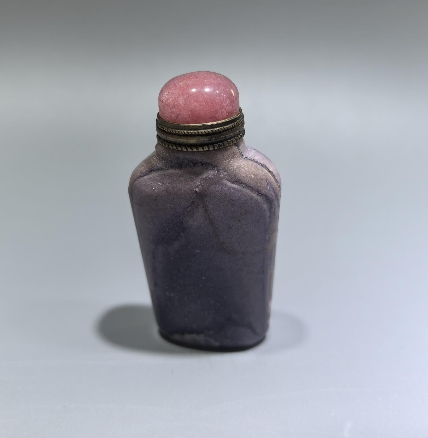 旧藏奇石鼻烟壶，可见天然石纹裂，不影响收藏。尺寸:5.9cm*2.8cm*1.7cm