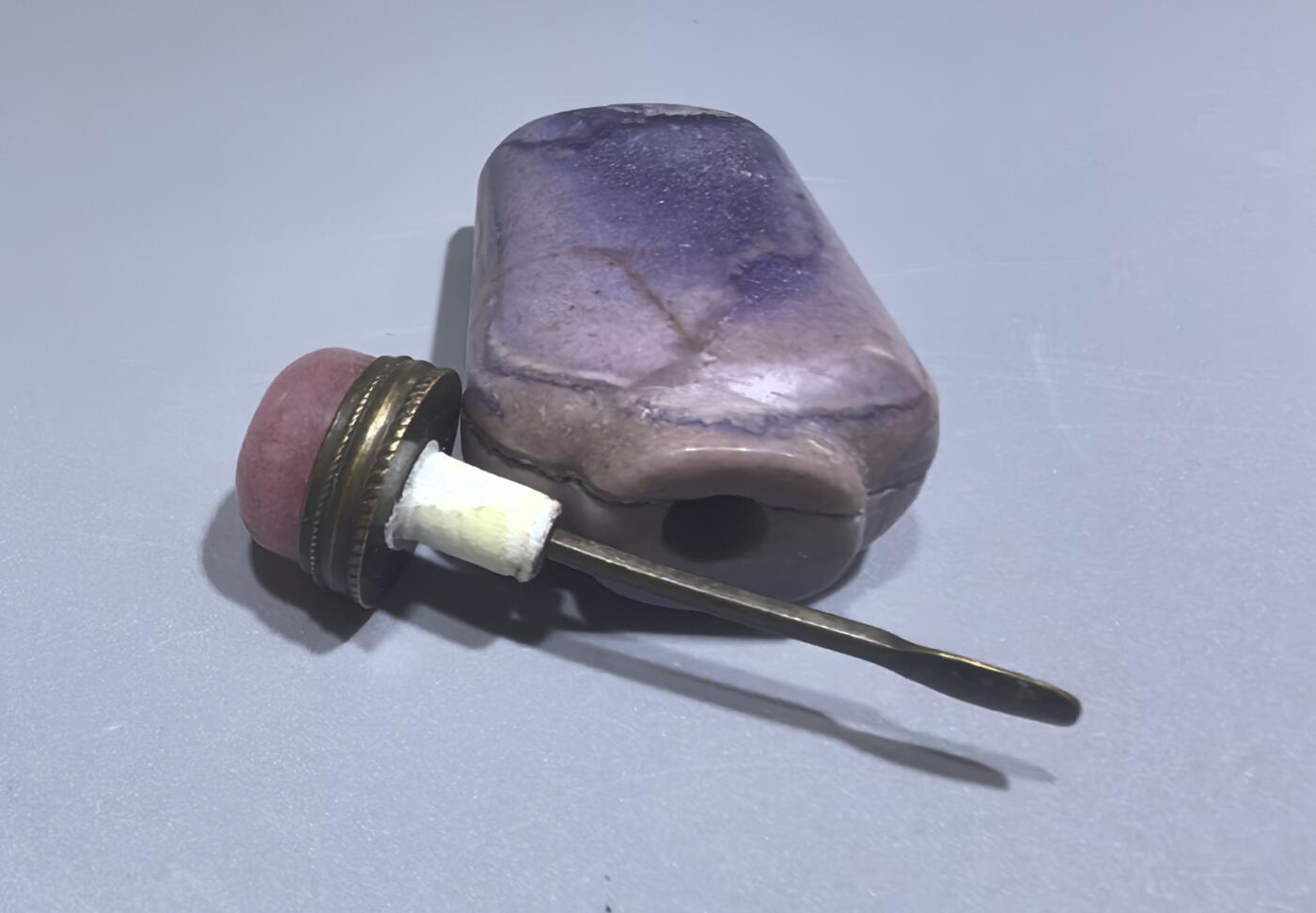旧藏奇石鼻烟壶，可见天然石纹裂，不影响收藏。尺寸:5.9cm*2.8cm*1.7cm