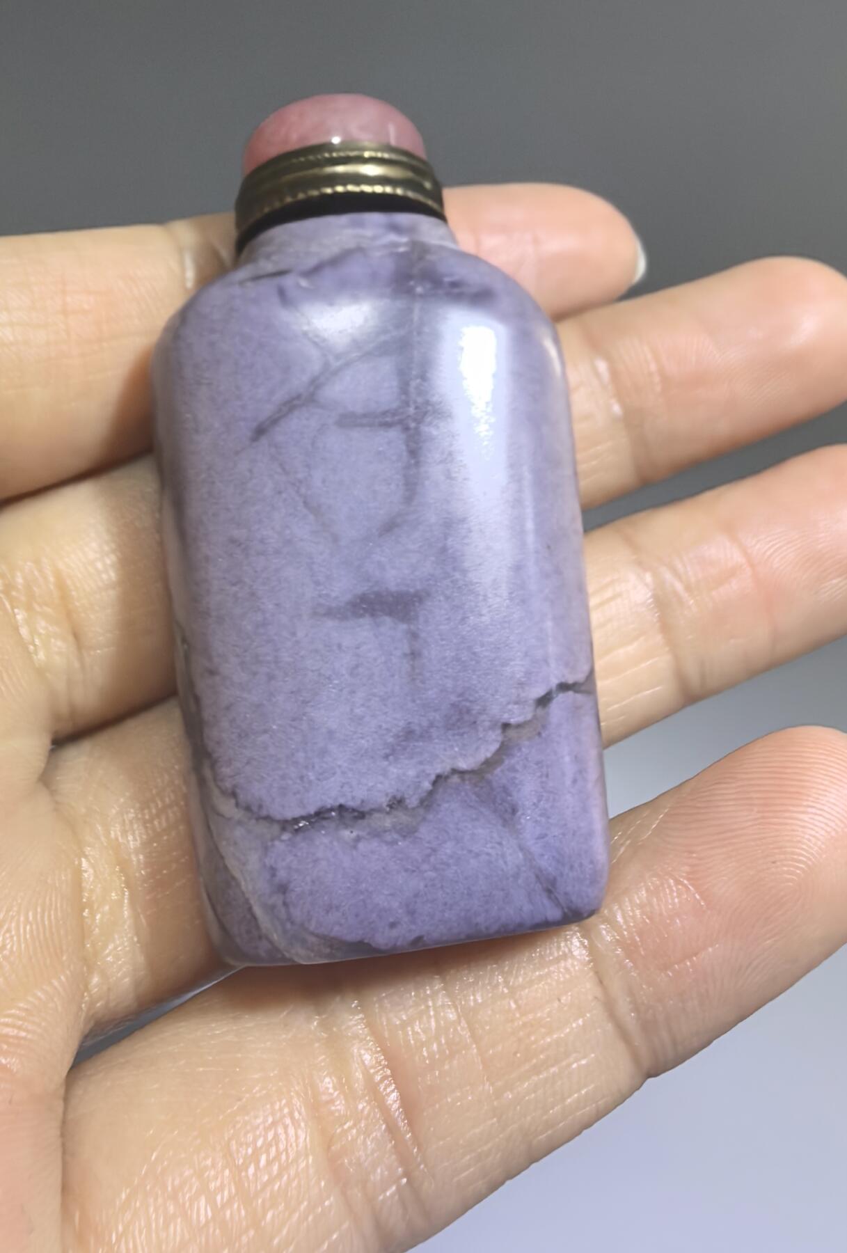旧藏奇石鼻烟壶，可见天然石纹裂，不影响收藏。尺寸:5.9cm*2.8cm*1.7cm