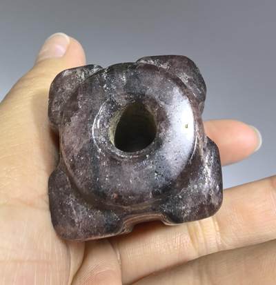 旧藏水晶玉琮手把件，玉琮在古代社会中具有多重象征意义。它不仅代表着权力和地位，还象征着神灵的庇佑、和谐共生以及高尚的道德品质。佩戴玉琮被认为可以驱邪避凶、祈求吉祥，体现了人们对美好生活的向往。此外，玉琮在古代法律制度中也扮演着重要角色，象征着法律的威严和公正。尺寸:5.0cm*3.0cm - 旧藏水晶玉琮手把件，玉琮在古代社会中具有多重象征意义。它不仅代表着权力和地位，还象征着神灵的庇佑、和谐共生以及高尚的道德品质。佩戴玉琮被认为可以驱邪避凶、祈求吉祥，体现了人们对美好生活的向往。此外，玉琮在古代法律制度中也扮演着重要角色，象征着法律的威严和公正。尺寸:5.0cm*3.0cm