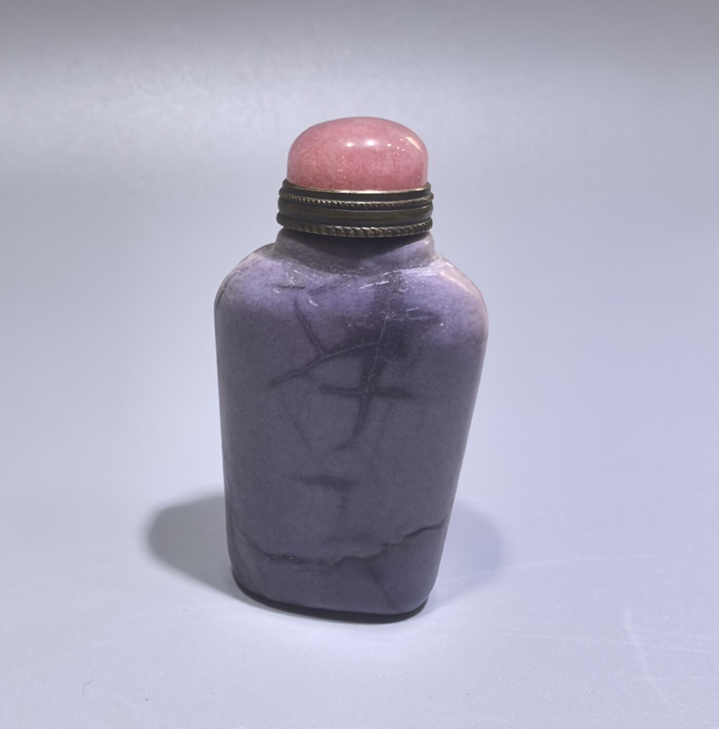 旧藏奇石鼻烟壶，可见天然石纹裂，不影响收藏。尺寸:5.9cm*2.8cm*1.7cm