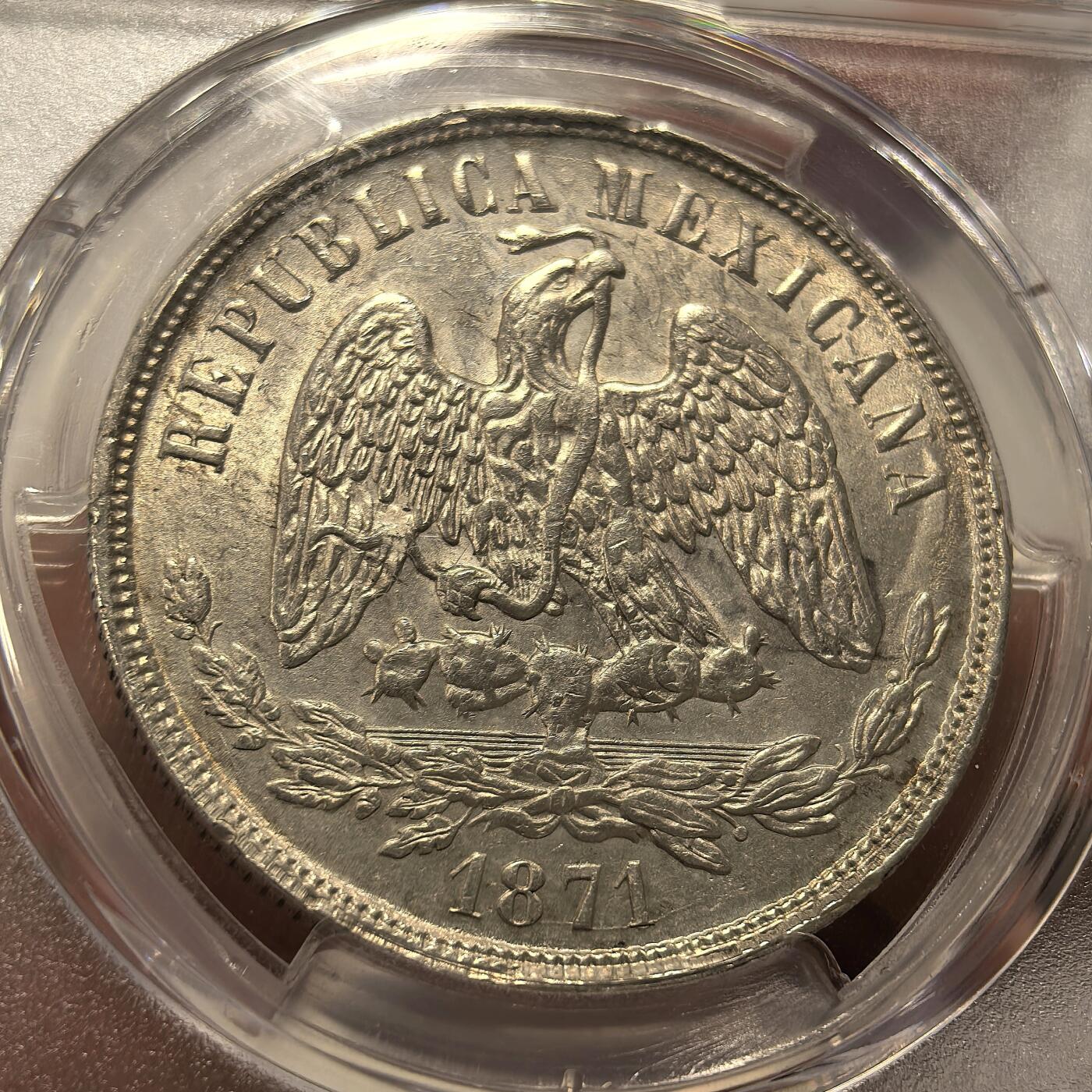 博洋堂世界钱币拍卖第102期（全场包邮） PCGS MS62 1871年MO M版墨西哥天平鹰洋。PCGS亚军分数。卷首原味黄油鹰洋酱彩包浆状态极佳，天平鹰洋少见能有如此高分者，此枚状态极佳。上周博洋堂同年份62分7696元成交，盒子背面左上角有小磕