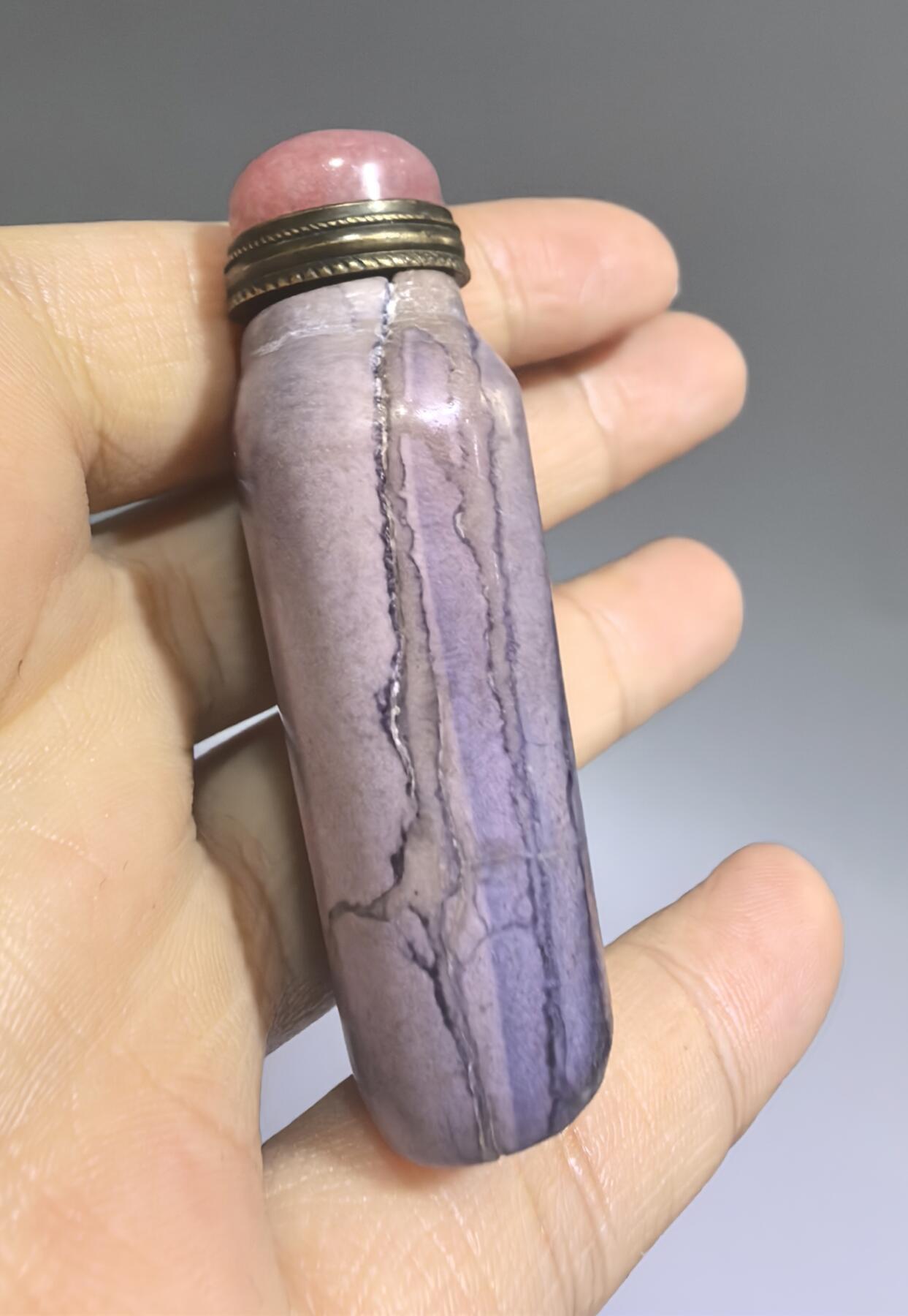 旧藏奇石鼻烟壶，可见天然石纹裂，不影响收藏。尺寸:5.9cm*2.8cm*1.7cm