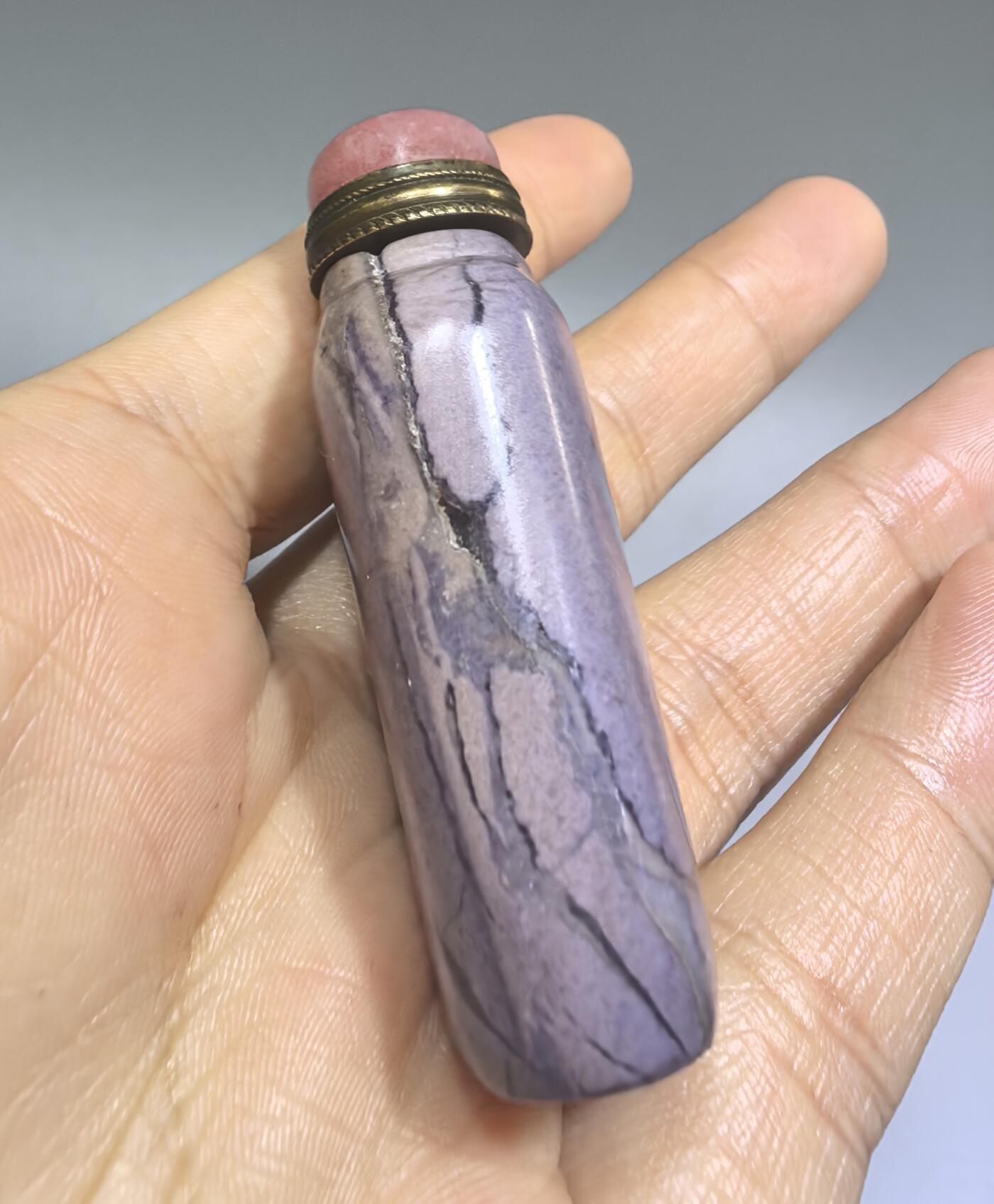 旧藏奇石鼻烟壶，可见天然石纹裂，不影响收藏。尺寸:5.9cm*2.8cm*1.7cm