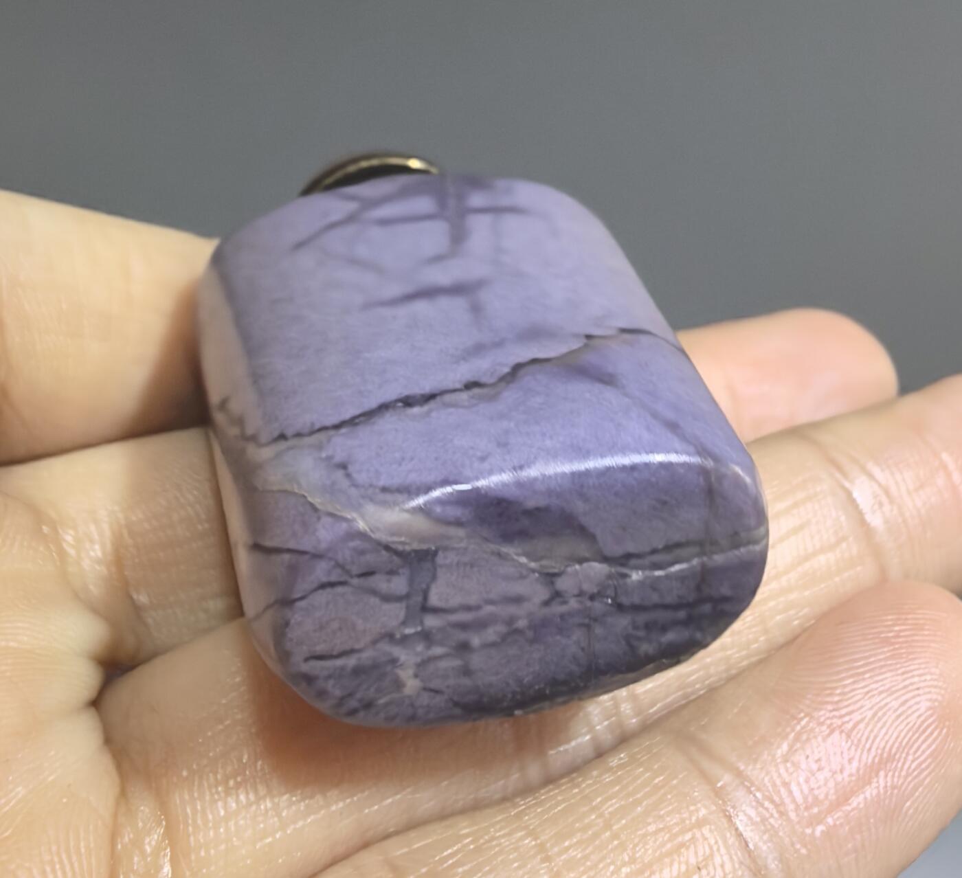 旧藏奇石鼻烟壶，可见天然石纹裂，不影响收藏。尺寸:5.9cm*2.8cm*1.7cm