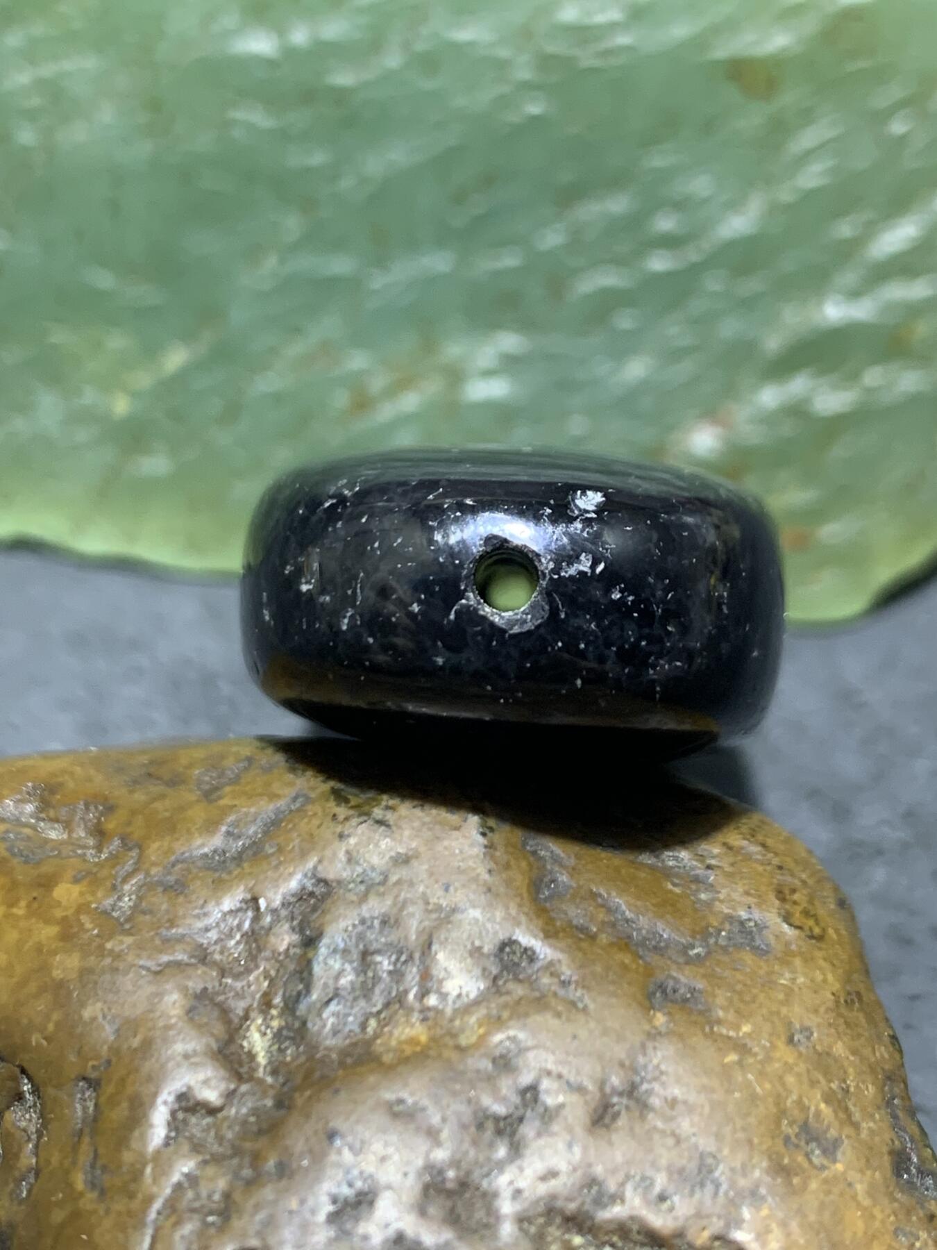 精美黑玛瑙板珠（背云）一个，