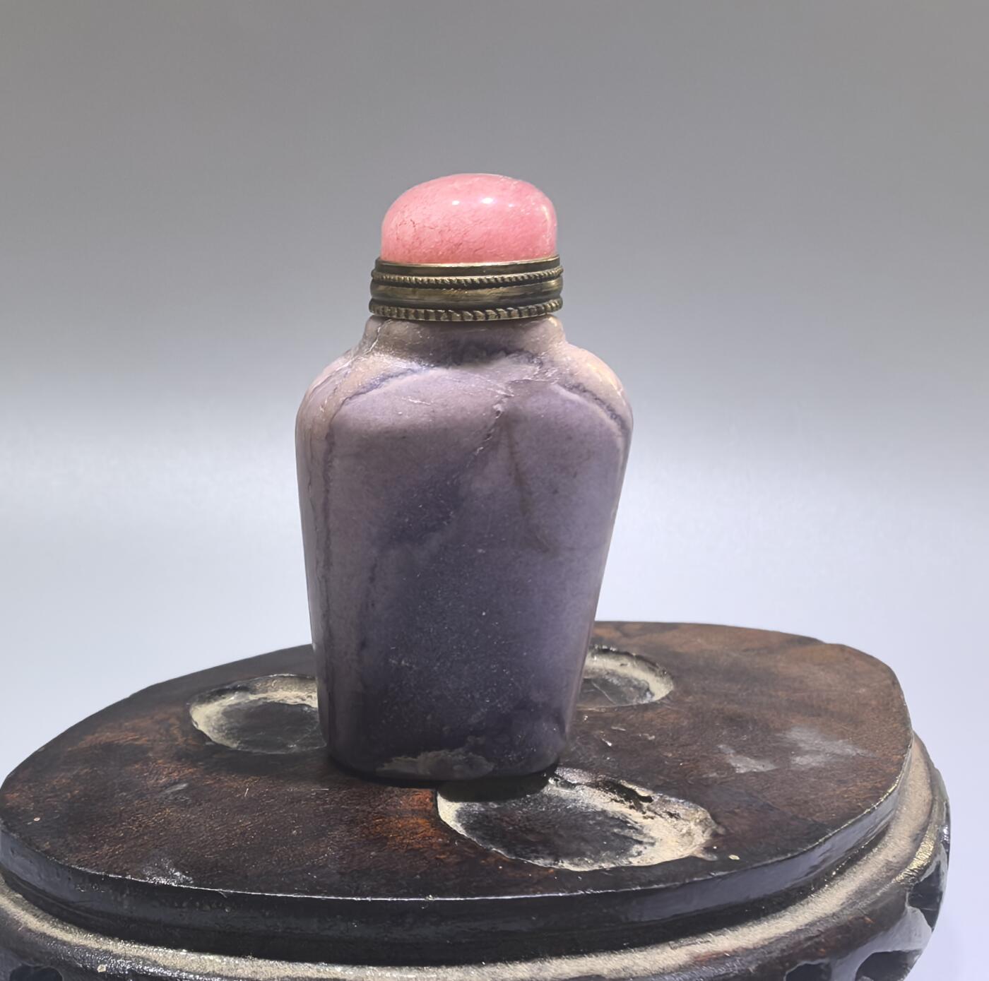 旧藏奇石鼻烟壶，可见天然石纹裂，不影响收藏。尺寸:5.9cm*2.8cm*1.7cm