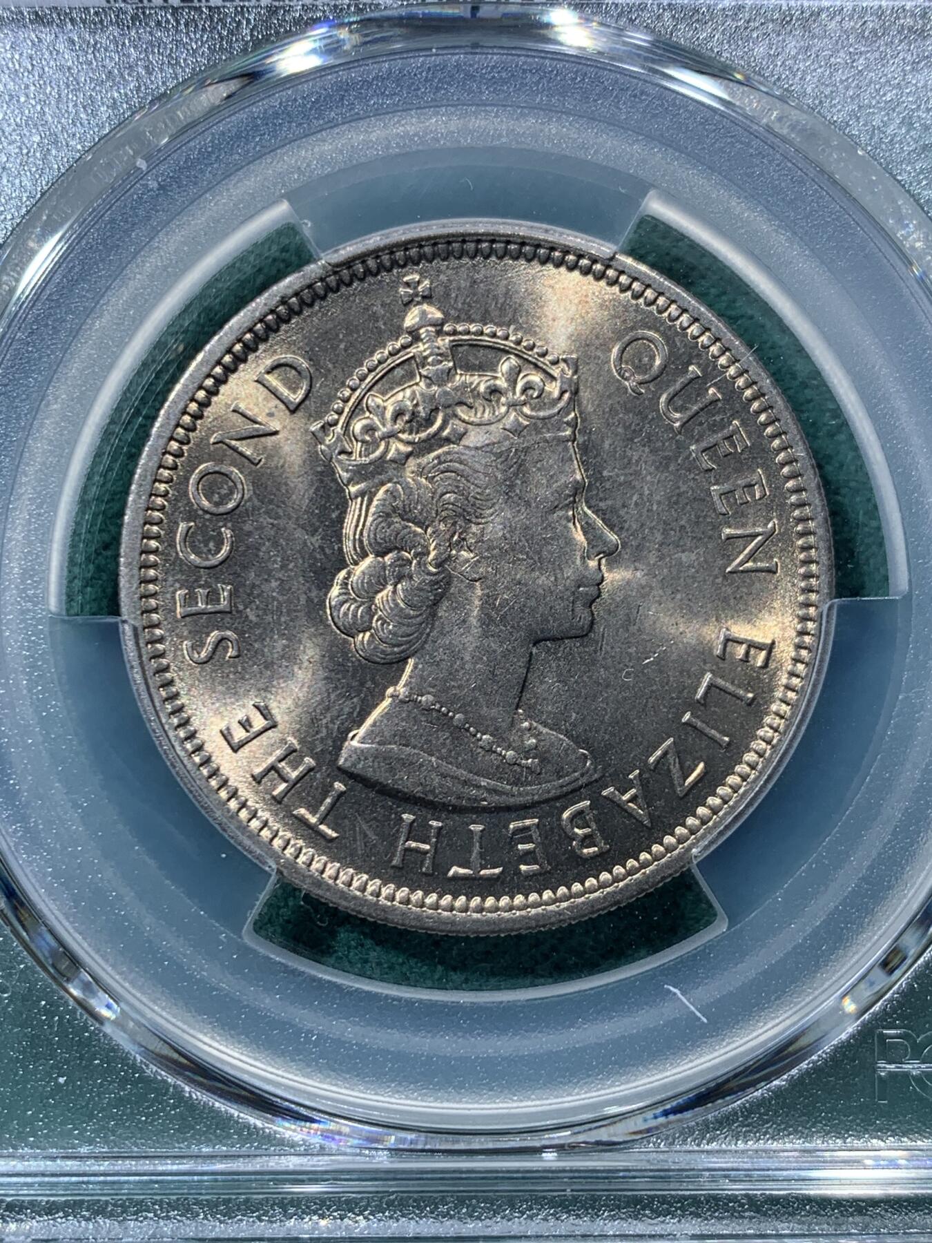 《竞宝斋》第335场 周日，周一 2场连拍 （全场包邮） PCGS MS66 香港 1973 大一圆 大热品种 这一枚是原卷拆出即送评 因此没有任何使用痕迹 两面转光的同时 女王头面带淡淡的包浆 非常漂亮的一枚 在光线下看效果更佳 值得收藏！