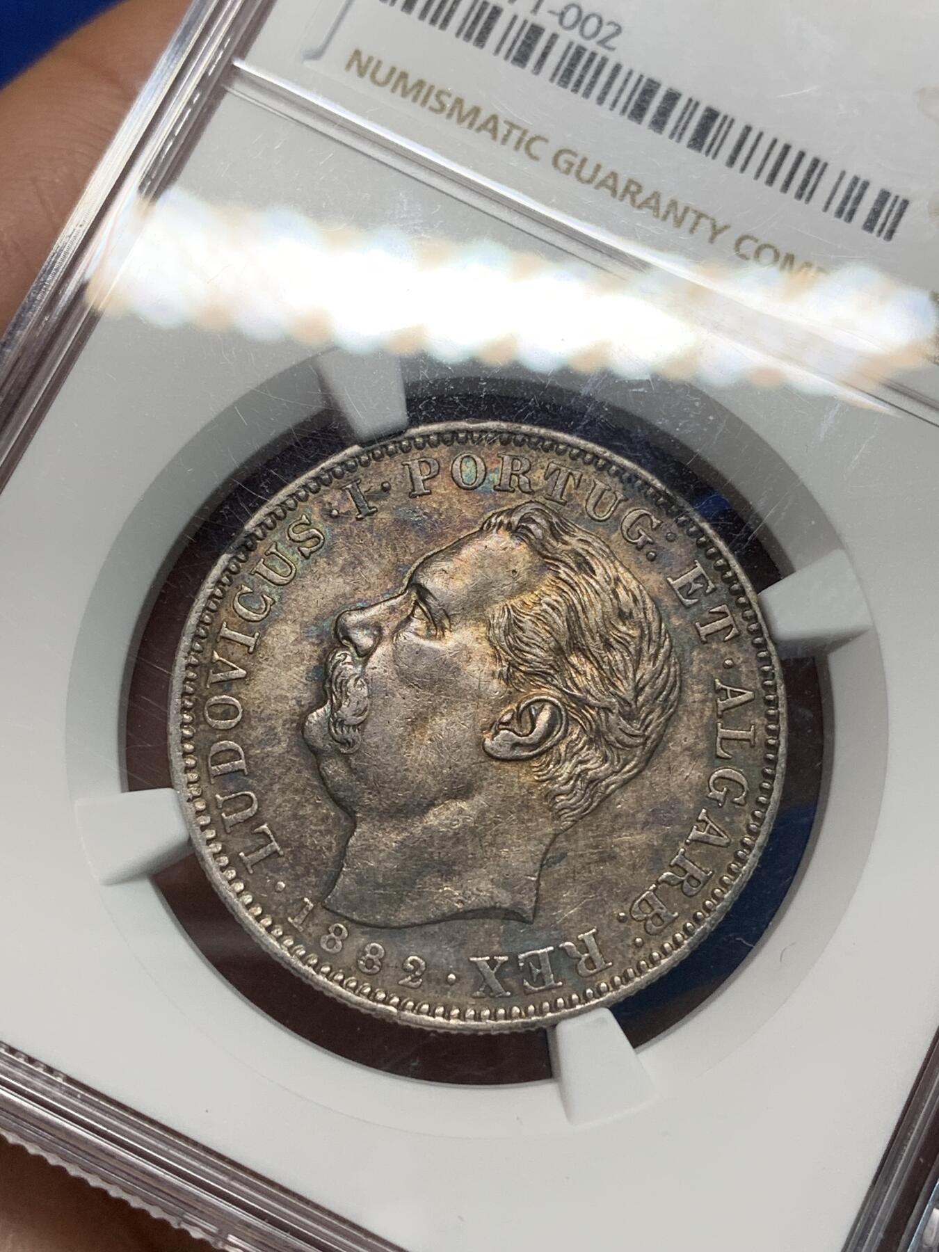 《竞宝斋》第335场 周日，周一 2场连拍 （全场包邮） NGC AU50 葡属印度1882年1卢比 原味淡紫金包浆，细节状态到位。 书价xf40-120美金 远比英属卢比稀少