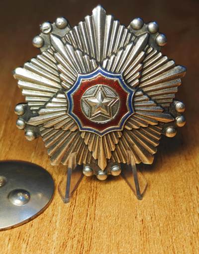 蜀地medal精品限时专场 - 朝鲜三级国旗勋章 志愿军转轮版 纯银制千号号段 