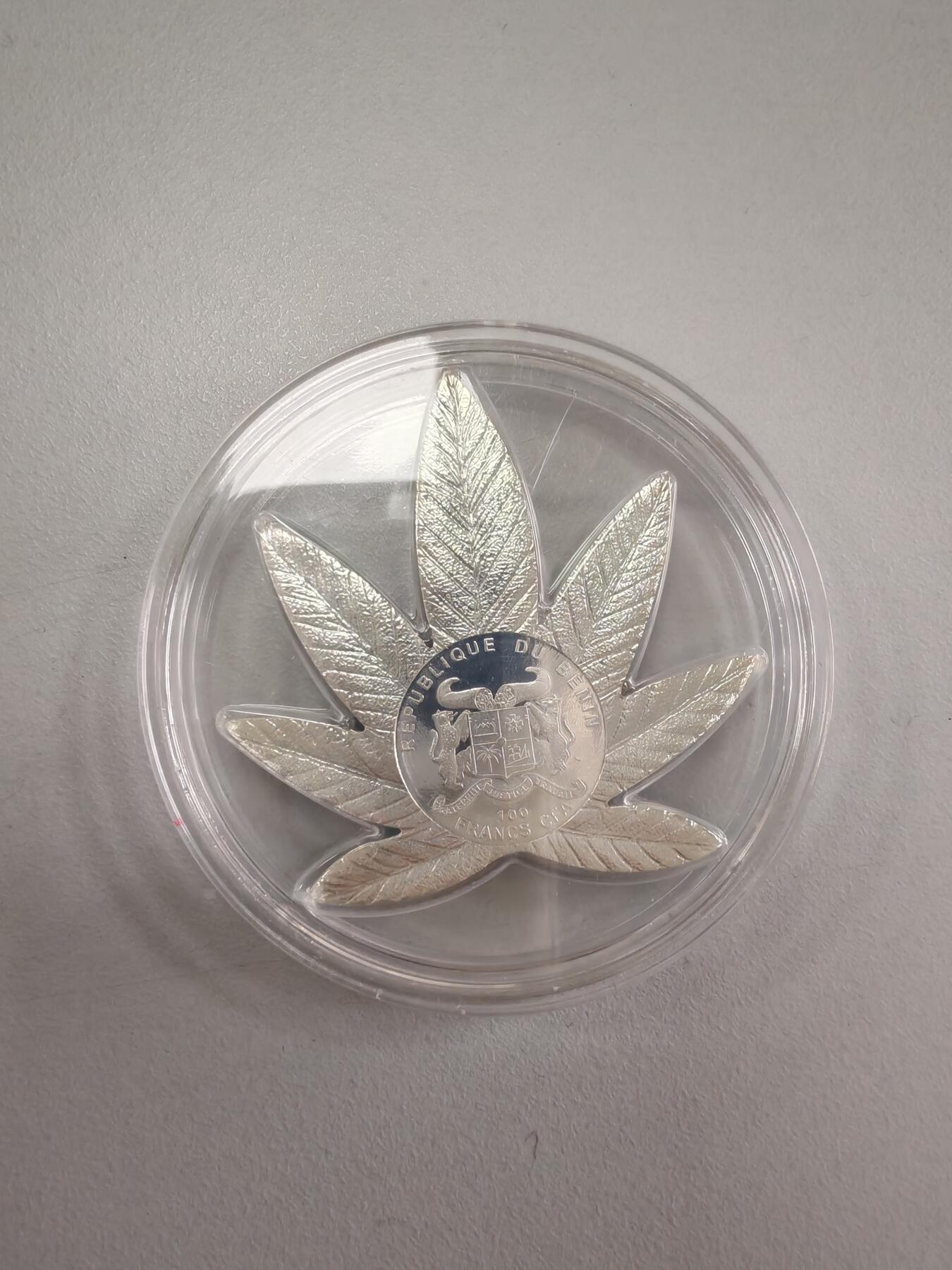 长老汇龙年精选第三十四场拍卖 2011贝宁大麻叶100法郎异形香味镀银彩色精制铜币，2500枚，打开盒盖有大麻味，醒神