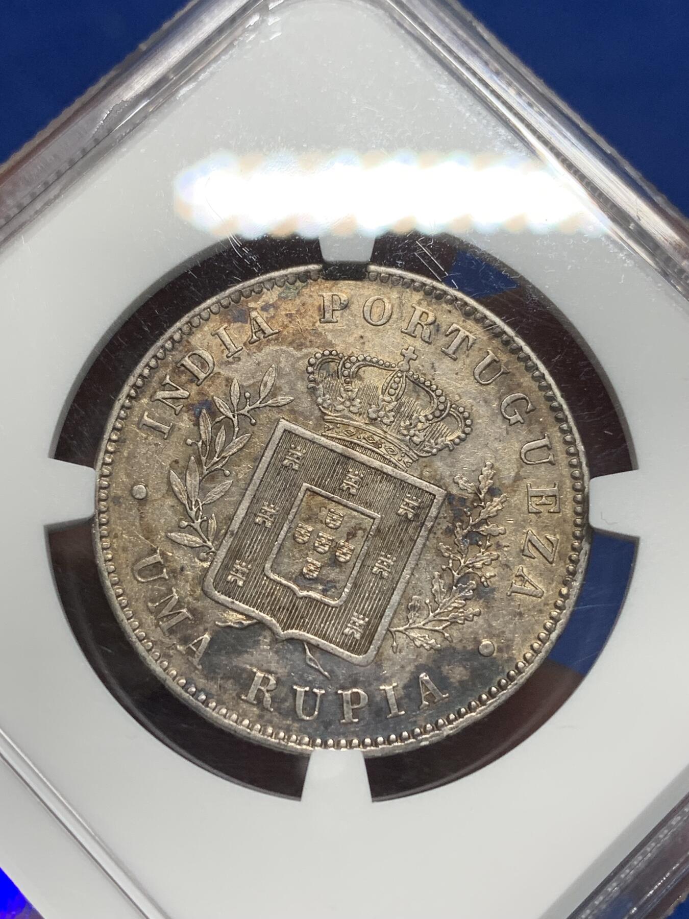 《竞宝斋》第335场 周日，周一 2场连拍 （全场包邮） NGC AU50 葡属印度1882年1卢比 原味淡紫金包浆，细节状态到位。 书价xf40-120美金 远比英属卢比稀少