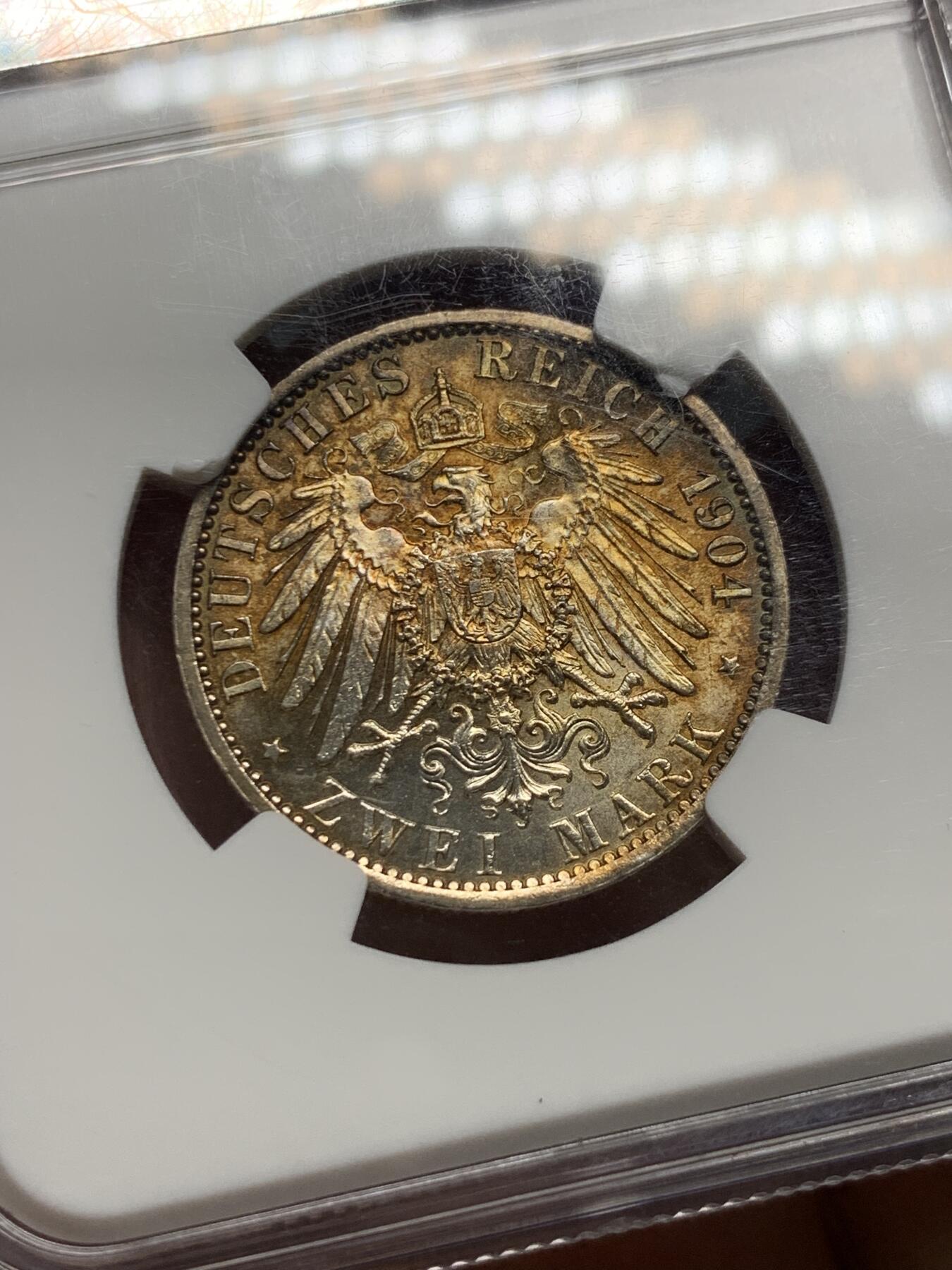 《竞宝斋》第335场 周日，周一 2场连拍 （全场包邮） NGC MS62 德国 1904年 黑森2马克 银币 双面金色包浆，老盒严评，状态极好。