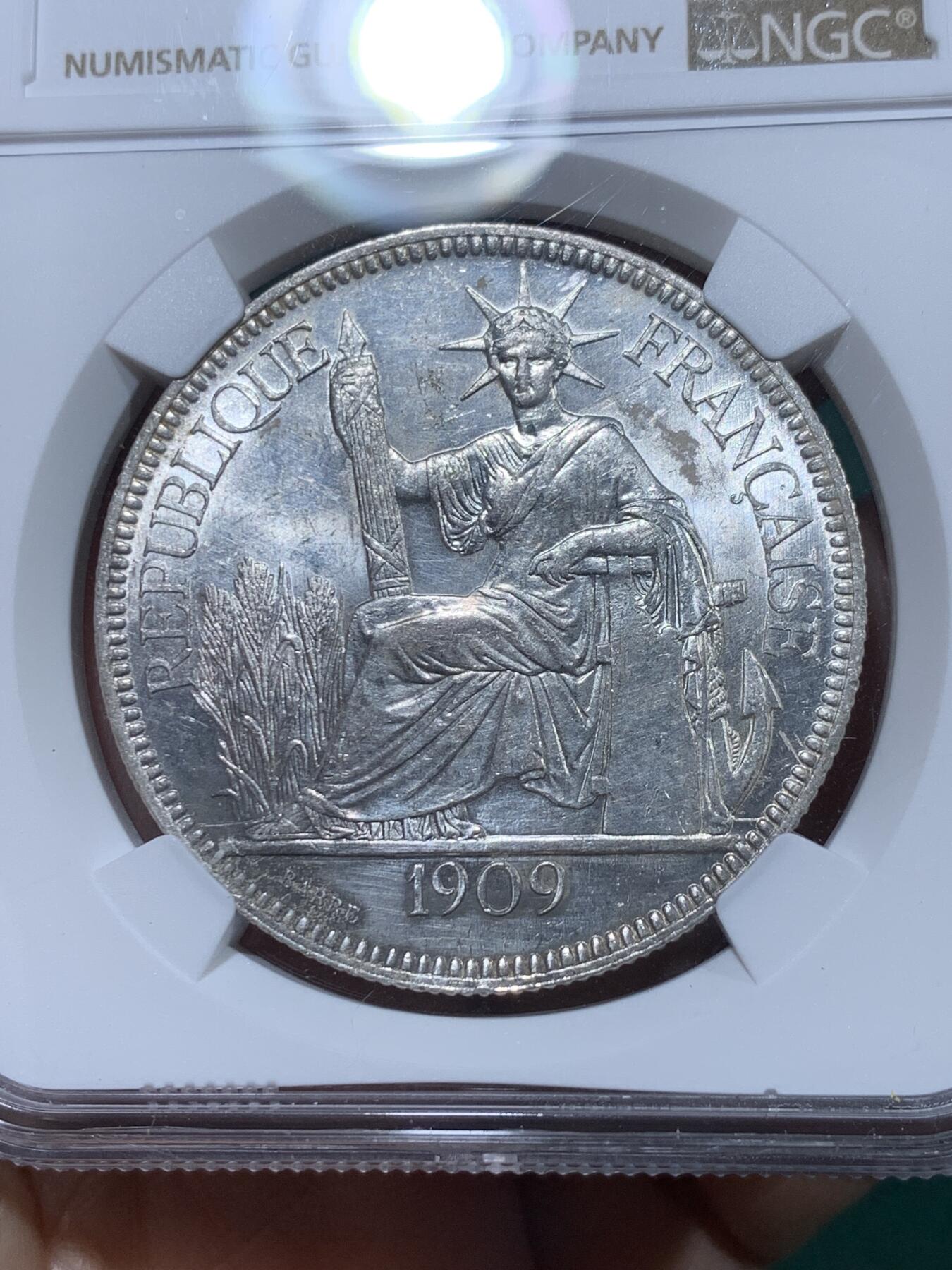 《竞宝斋》第335场 周日，周一 2场连拍 （全场包邮） NGC UNCD 法属印支1909年坐洋1皮阿斯特银币 脸部清晰 底板深打 非常好的状态