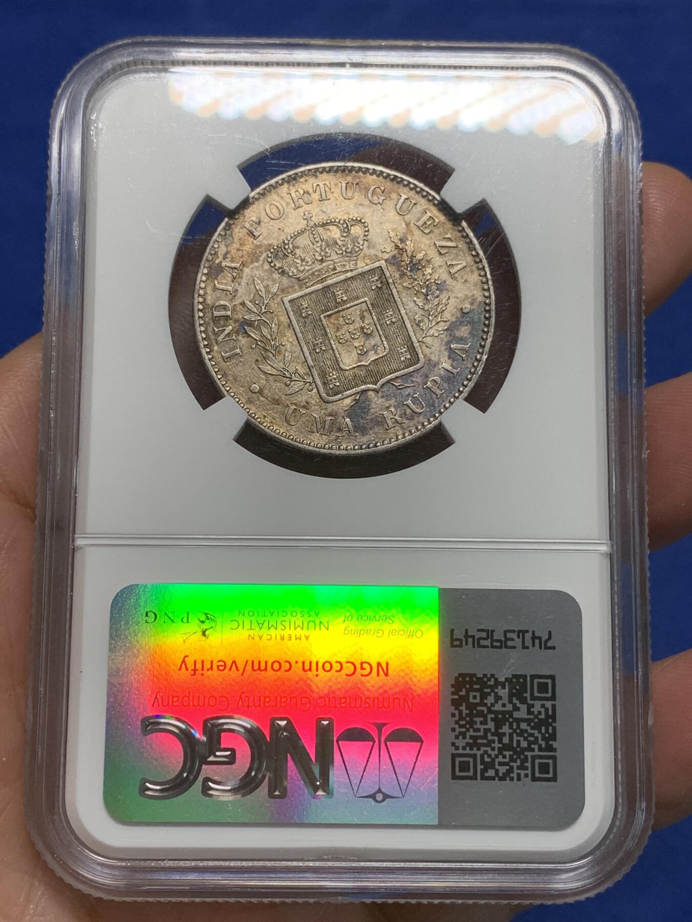 《竞宝斋》第335场 周日，周一 2场连拍 （全场包邮） NGC AU50 葡属印度1882年1卢比 原味淡紫金包浆，细节状态到位。 书价xf40-120美金 远比英属卢比稀少