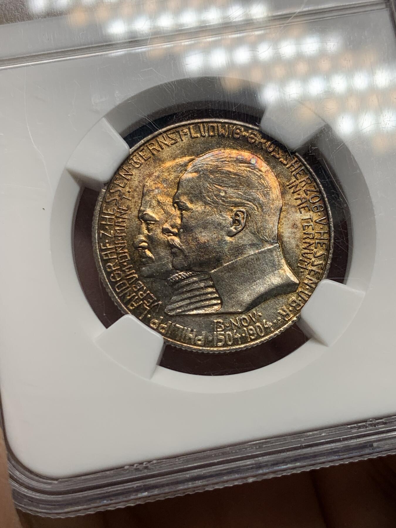 《竞宝斋》第335场 周日，周一 2场连拍 （全场包邮） NGC MS62 德国 1904年 黑森2马克 银币 双面金色包浆，老盒严评，状态极好。