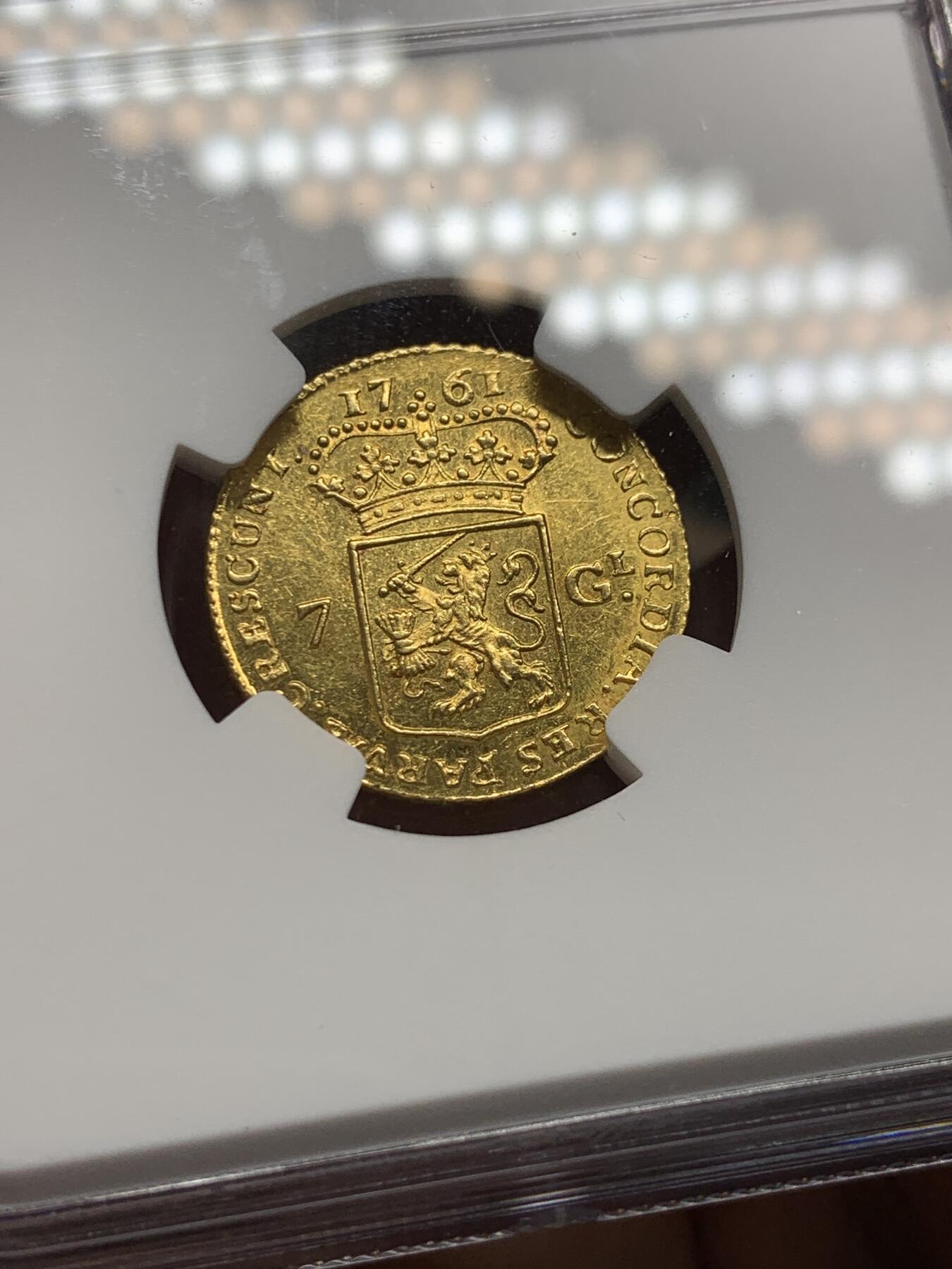 《竞宝斋》第335场 周日，周一 2场连拍 （全场包邮） 最稀少的省 NGC MS62 荷兰 1761年 格罗宁根省和奥默兰登省 7盾 马剑金币 4.965克  看到100个乌特勒支大马剑也见不到一个格罗宁根，银马剑几年没见到了，金的还好，也很缺 值得收藏
