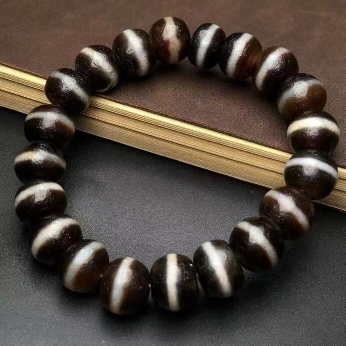 藏区回流老料一线药师手链 尺寸约12*10毫米 风化纹清晰呈现，包浆醇厚 一条可以趋吉避凶使人产生心平如镜的手链 安静，祥和是它与生俱来的独特气质。好似哈达般圣洁，执念。