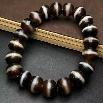 藏区回流老料一线药师手链 尺寸约12*10毫米 风化纹清晰呈现，包浆醇厚 一条可以趋吉避凶使人产生心平如镜的手链 安静，祥和是它与生俱来的独特气质。好似哈达般圣洁，执念。 - 藏区回流老料一线药师手链 尺寸约12*10毫米 风化纹清晰呈现，包浆醇厚 一条可以趋吉避凶使人产生心平如镜的手链 安静，祥和是它与生俱来的独特气质。好似哈达般圣洁，执念。