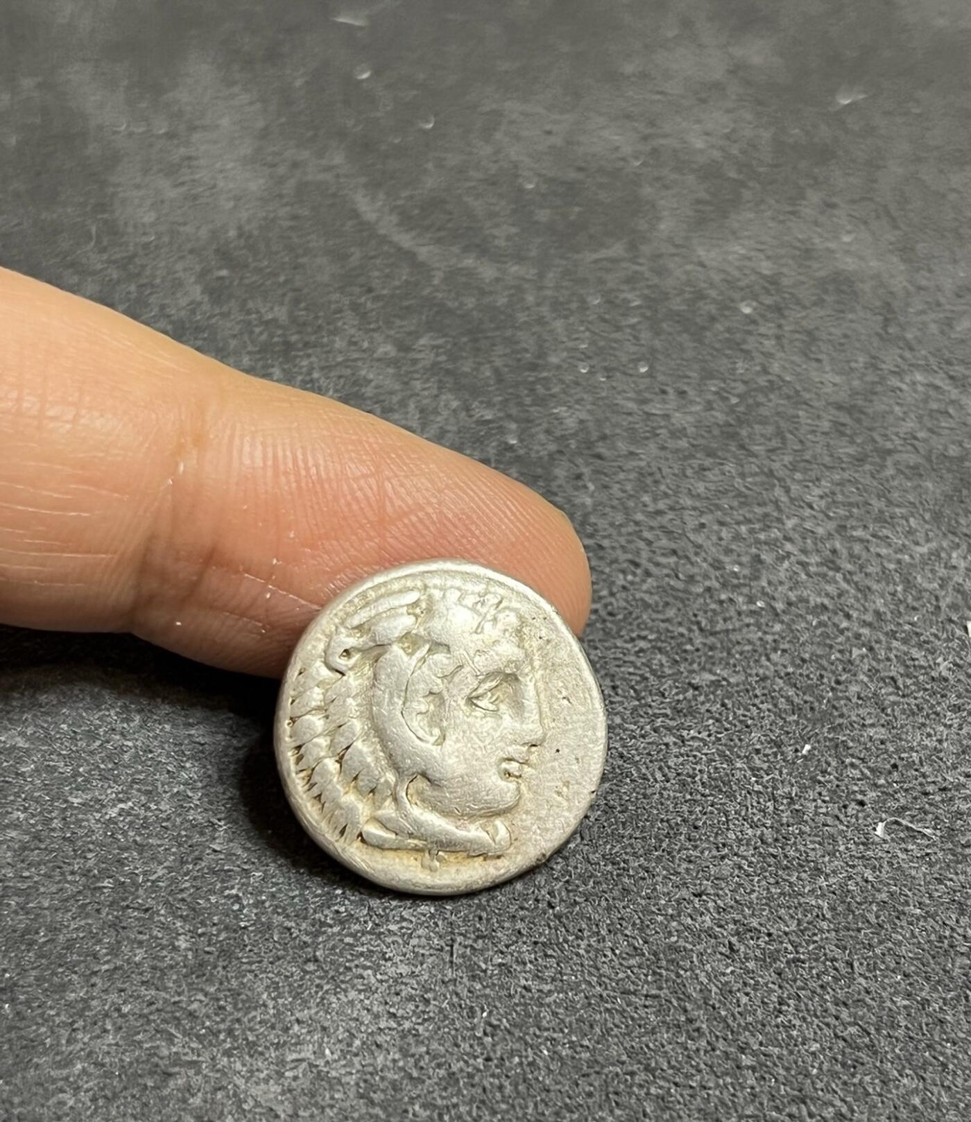 古希腊银币 马其顿国王。亚历山大三世 公元前336-323年）。萨尔迪斯的AR Drachm，公元前323-319年 正面：右边是赫拉克勒斯的头，披着狮子皮。 后面：宙斯牧师Aëtophoros左坐，双腿交叉，ΑΛΕΞΑΝΔΡΟΥ右坐；左，蜜蜂；在王座下面，A。  重量:4 1克 6毫米直径 1022