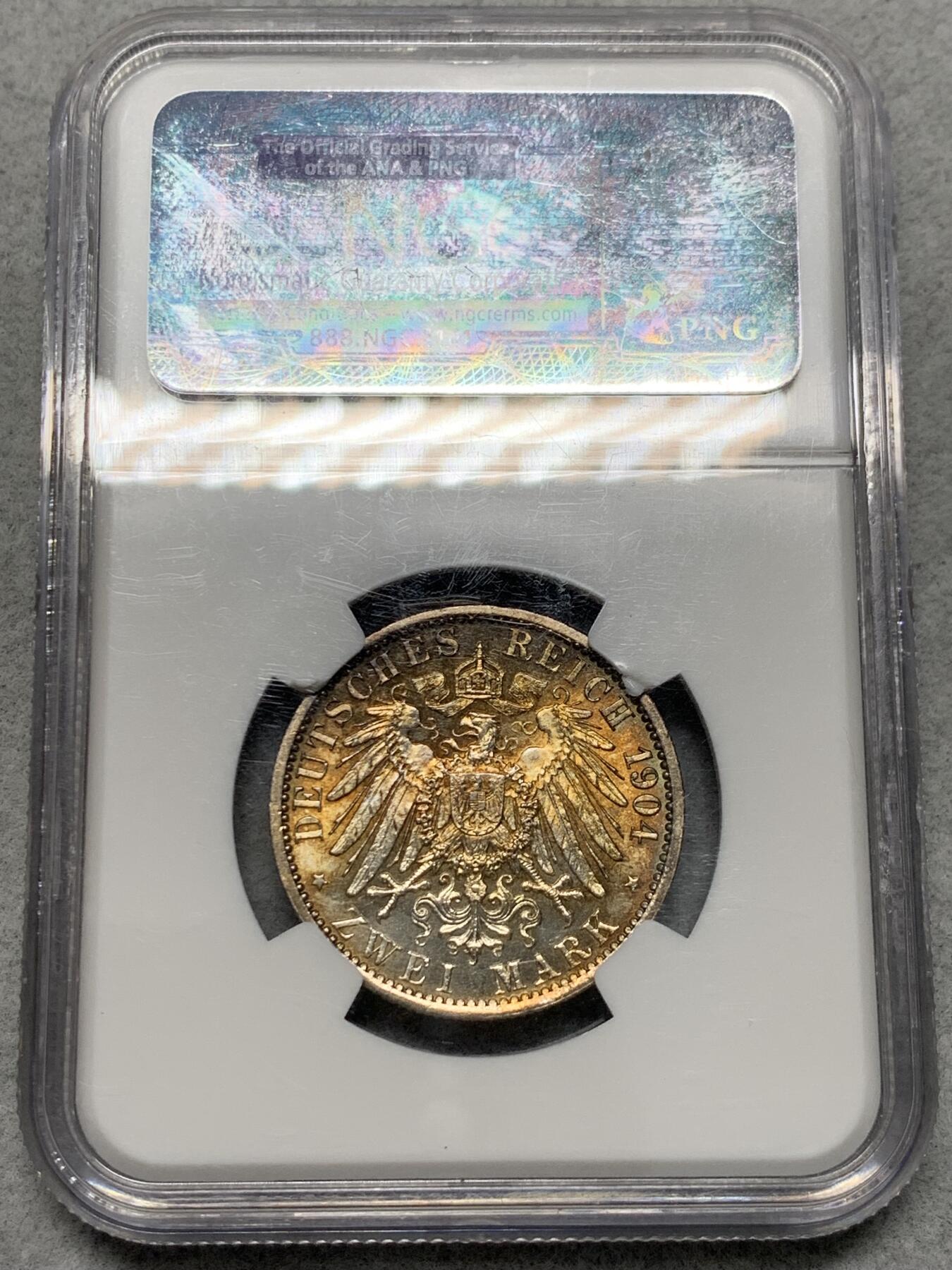 《竞宝斋》第335场 周日，周一 2场连拍 （全场包邮） NGC MS62 德国 1904年 黑森2马克 银币 双面金色包浆，老盒严评，状态极好。