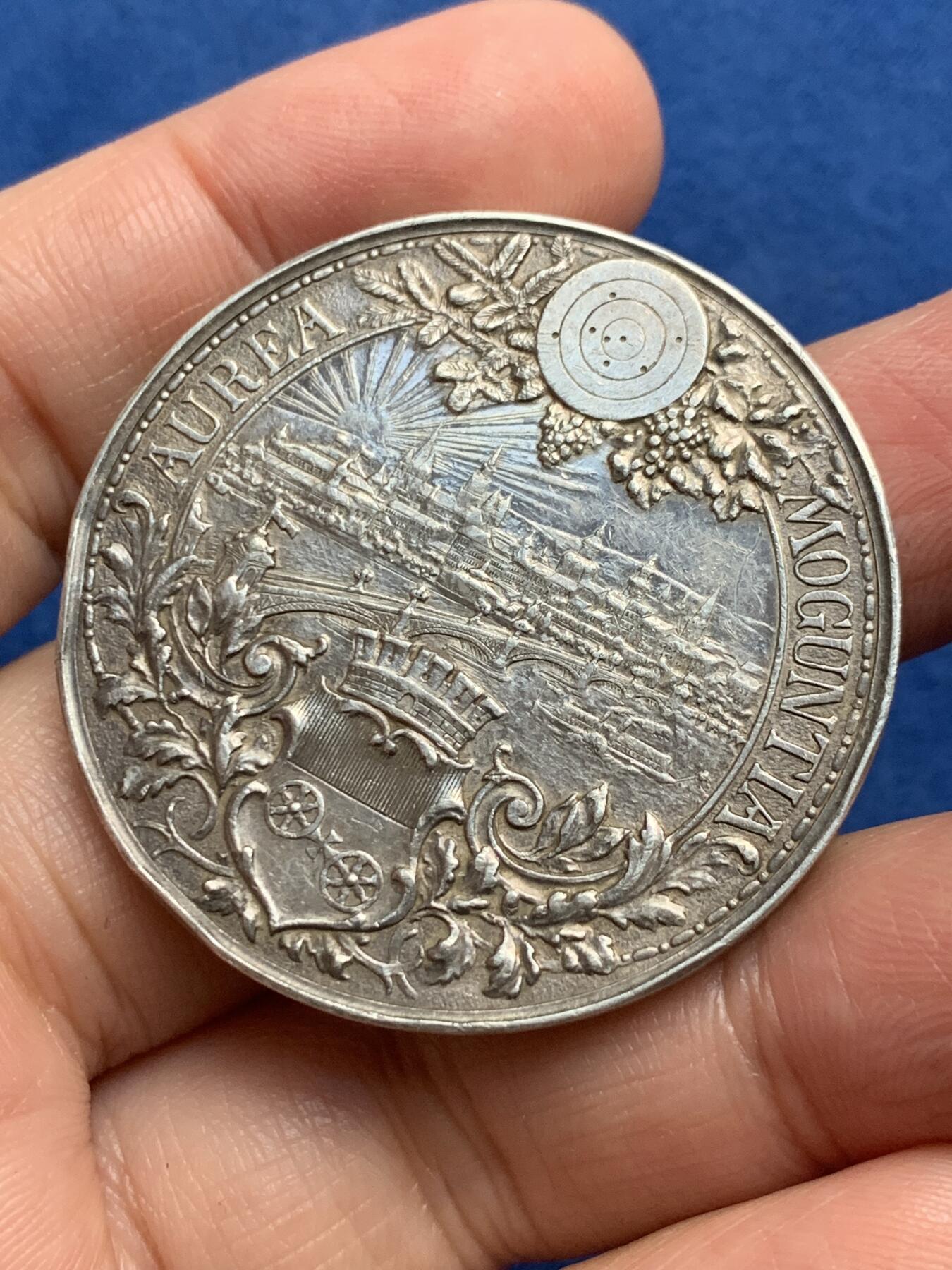 《竞宝斋》第335场 周日，周一 2场连拍 （全场包邮） 联邦德国1894年美因茨射击节获奖银章，外径42毫米，重37克。