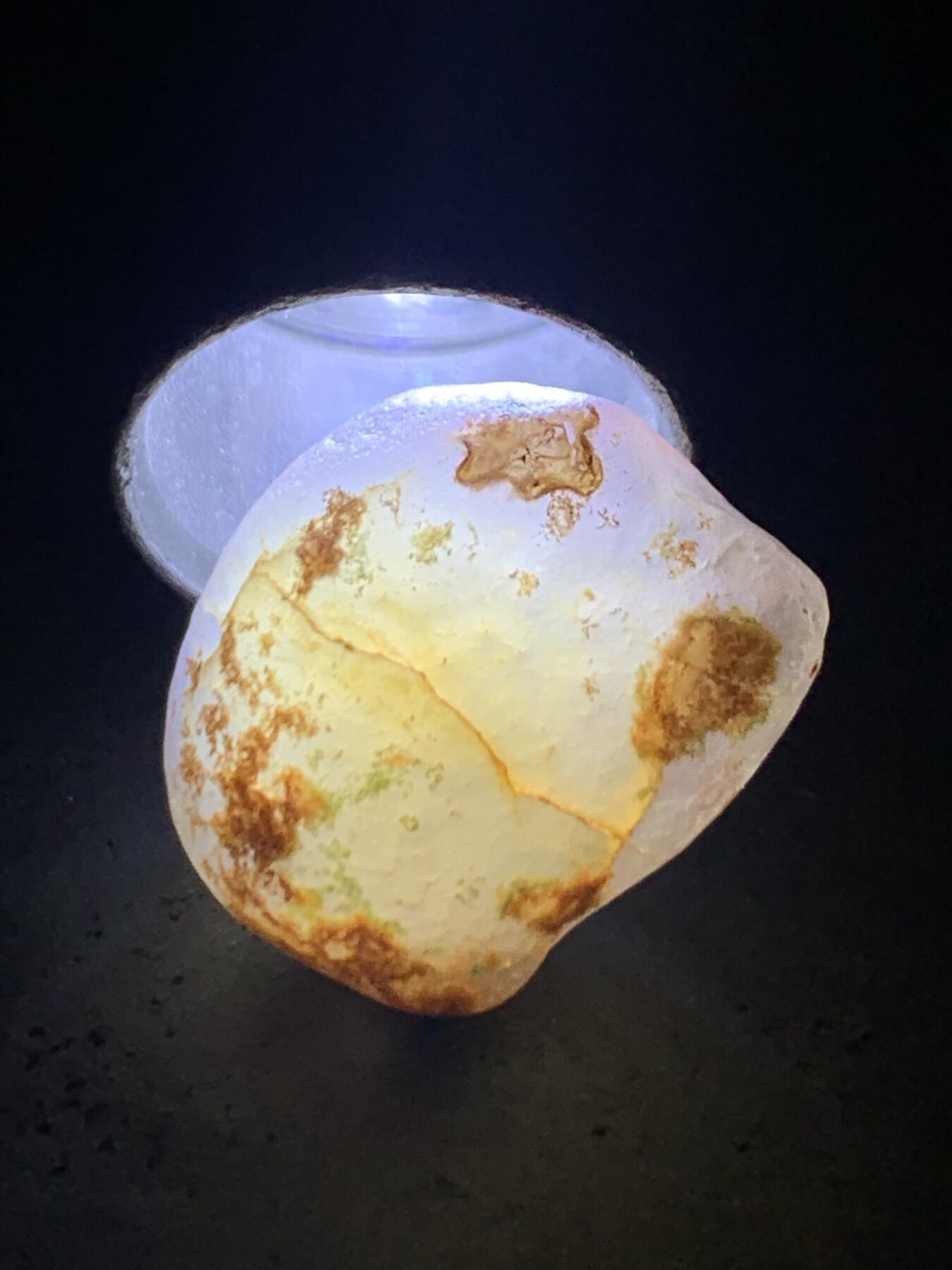 放福利！精美天然铁皮阿拉善白玛瑙原石一颗，