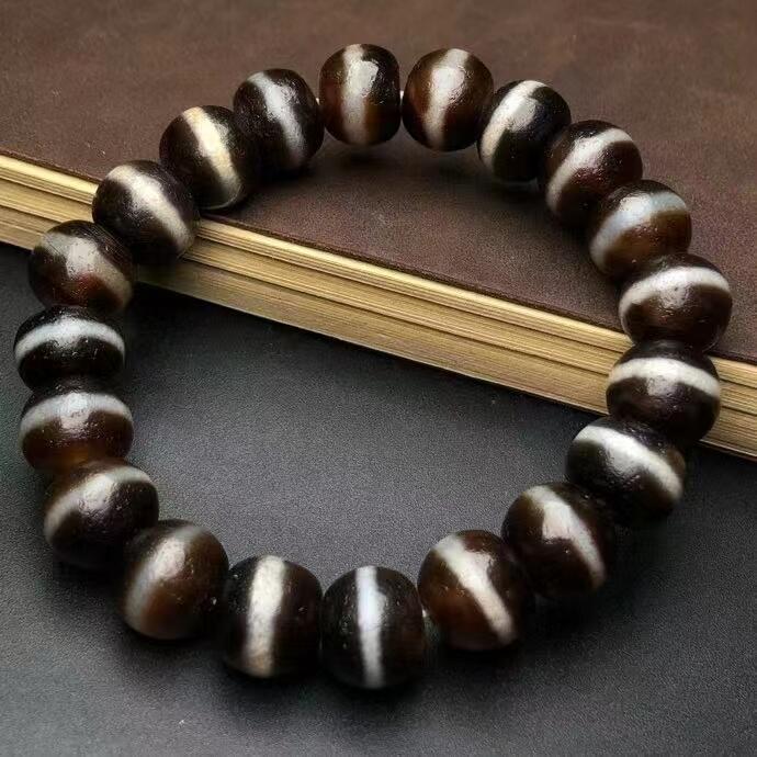 藏区回流老料一线药师手链 尺寸约12*10毫米 风化纹清晰呈现，包浆醇厚 一条可以趋吉避凶使人产生心平如镜的手链 安静，祥和是它与生俱来的独特气质。好似哈达般圣洁，执念。