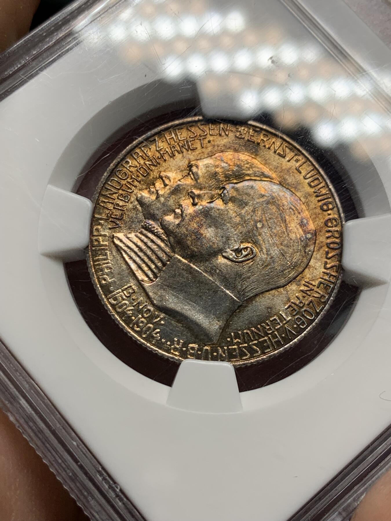 《竞宝斋》第335场 周日，周一 2场连拍 （全场包邮） NGC MS62 德国 1904年 黑森2马克 银币 双面金色包浆，老盒严评，状态极好。