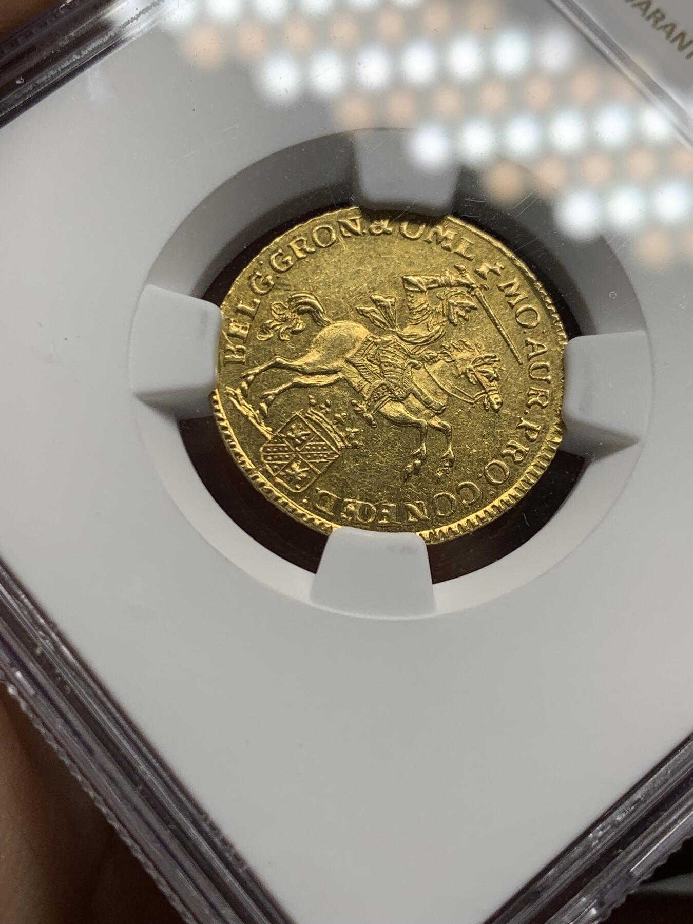 《竞宝斋》第335场 周日，周一 2场连拍 （全场包邮） 最稀少的省 NGC MS62 荷兰 1761年 格罗宁根省和奥默兰登省 7盾 马剑金币 4.965克  看到100个乌特勒支大马剑也见不到一个格罗宁根，银马剑几年没见到了，金的还好，也很缺 值得收藏